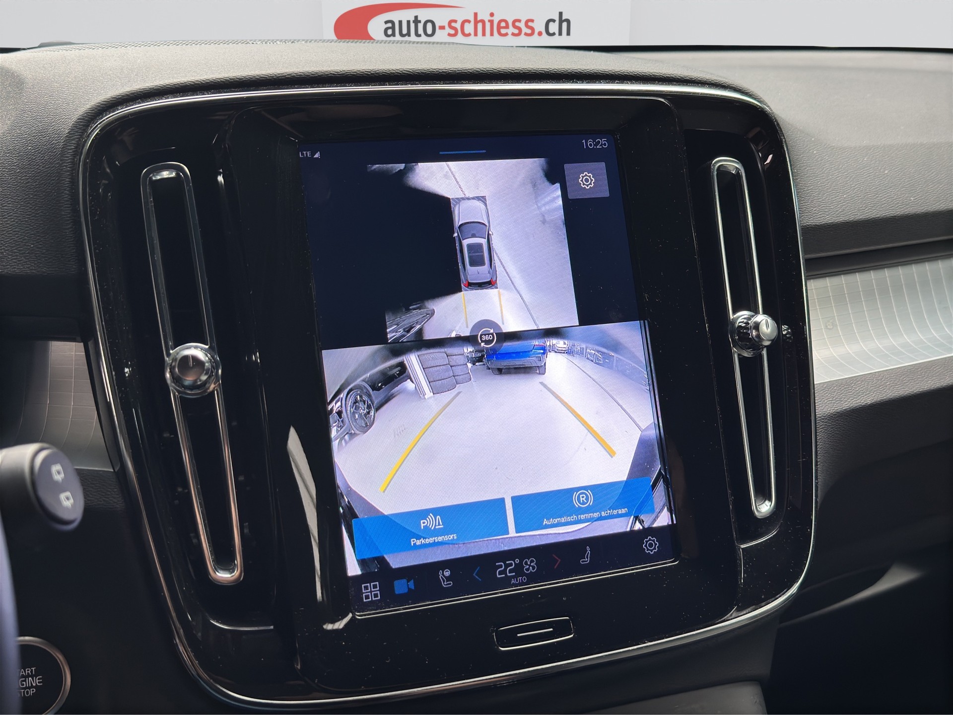 VOLVO XC40 B3 Benzin Mild Hybrid Plus Black Edition-image-12
