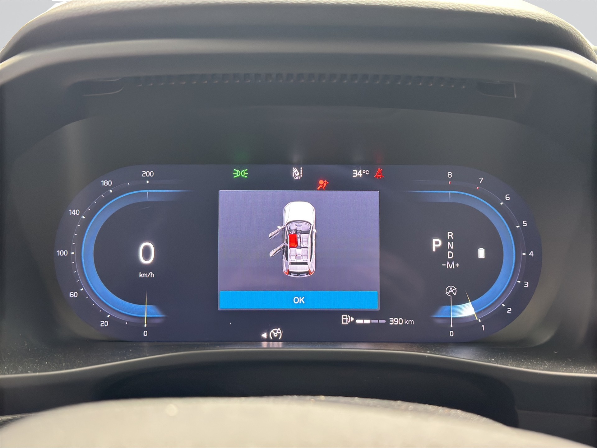 VOLVO XC40 B3 Benzin Mild Hybrid Plus Black Edition-image-11