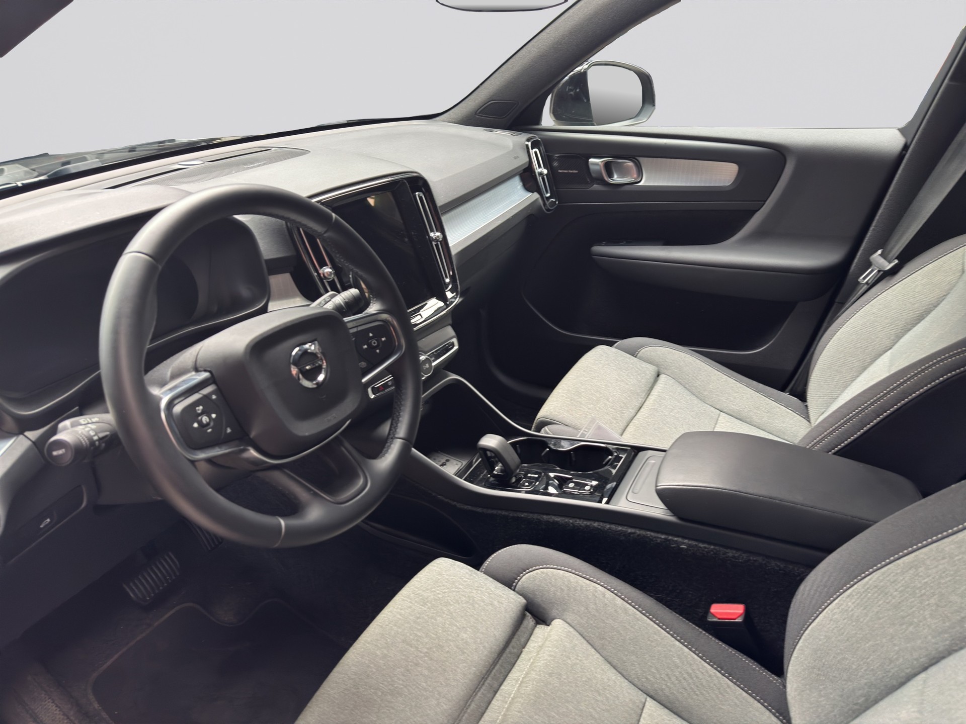 VOLVO XC40 B3 Benzin Mild Hybrid Plus Black Edition-image-6