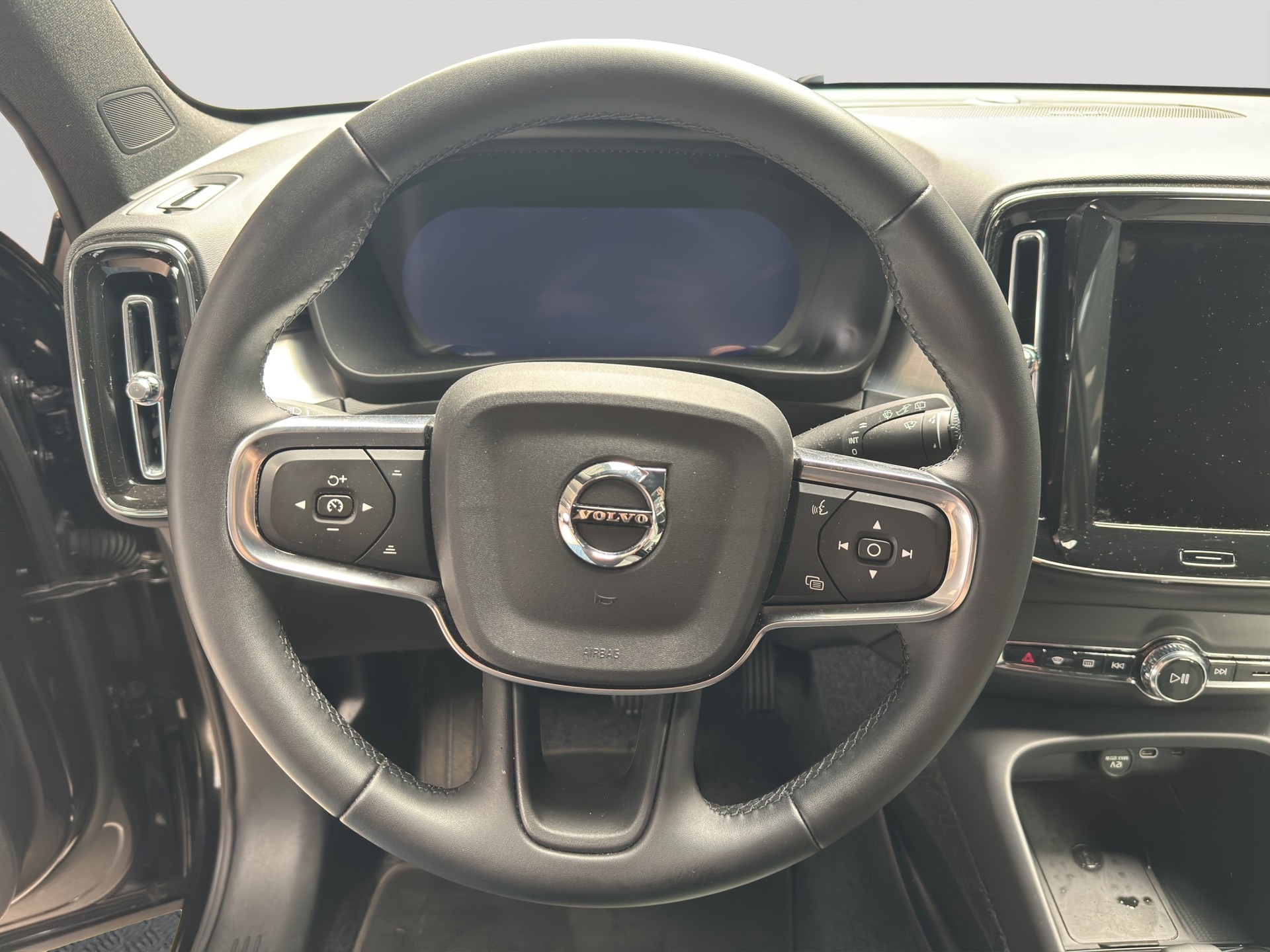 VOLVO XC40 B3 Benzin Mild Hybrid Plus Black Edition-image-10