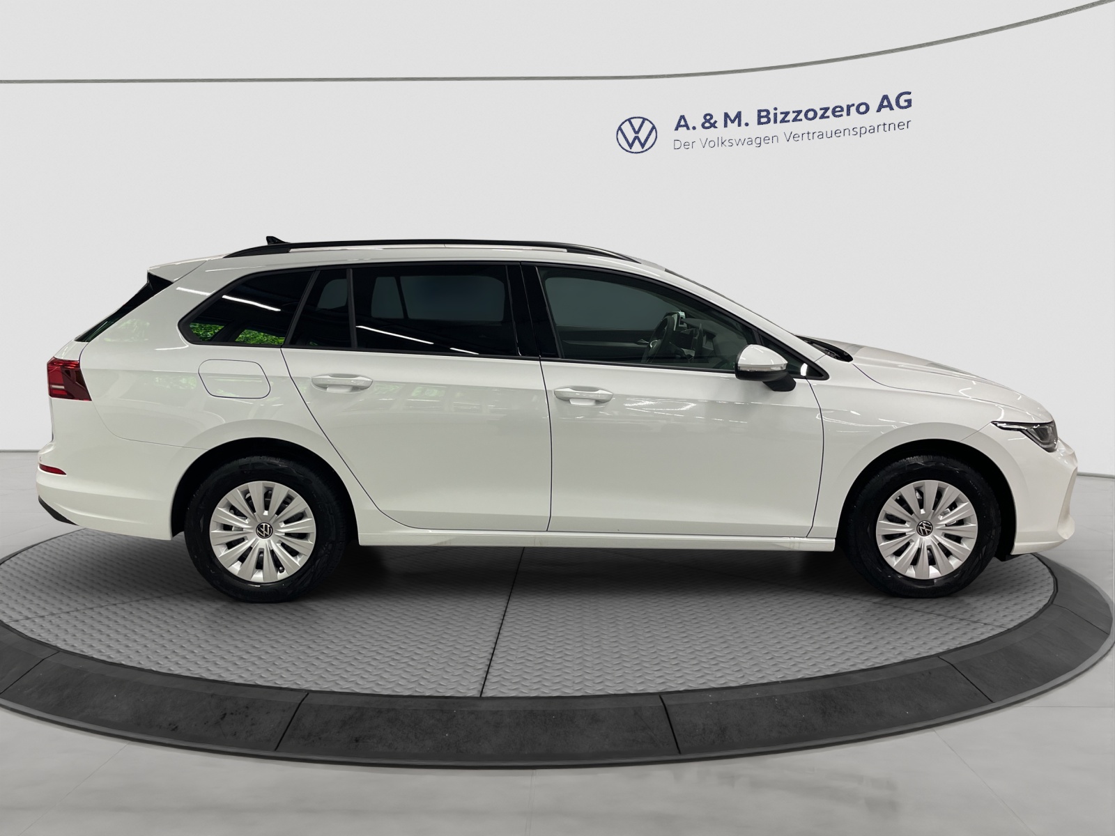 VW Golf Variant 1.5 eTSI mHEV Basis-image-5