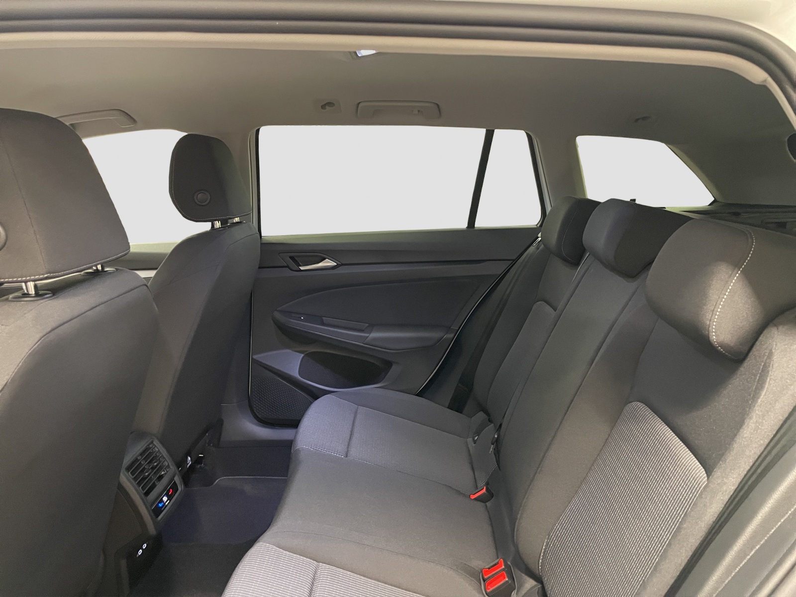 VW Golf Variant 1.5 eTSI mHEV Basis-image-12