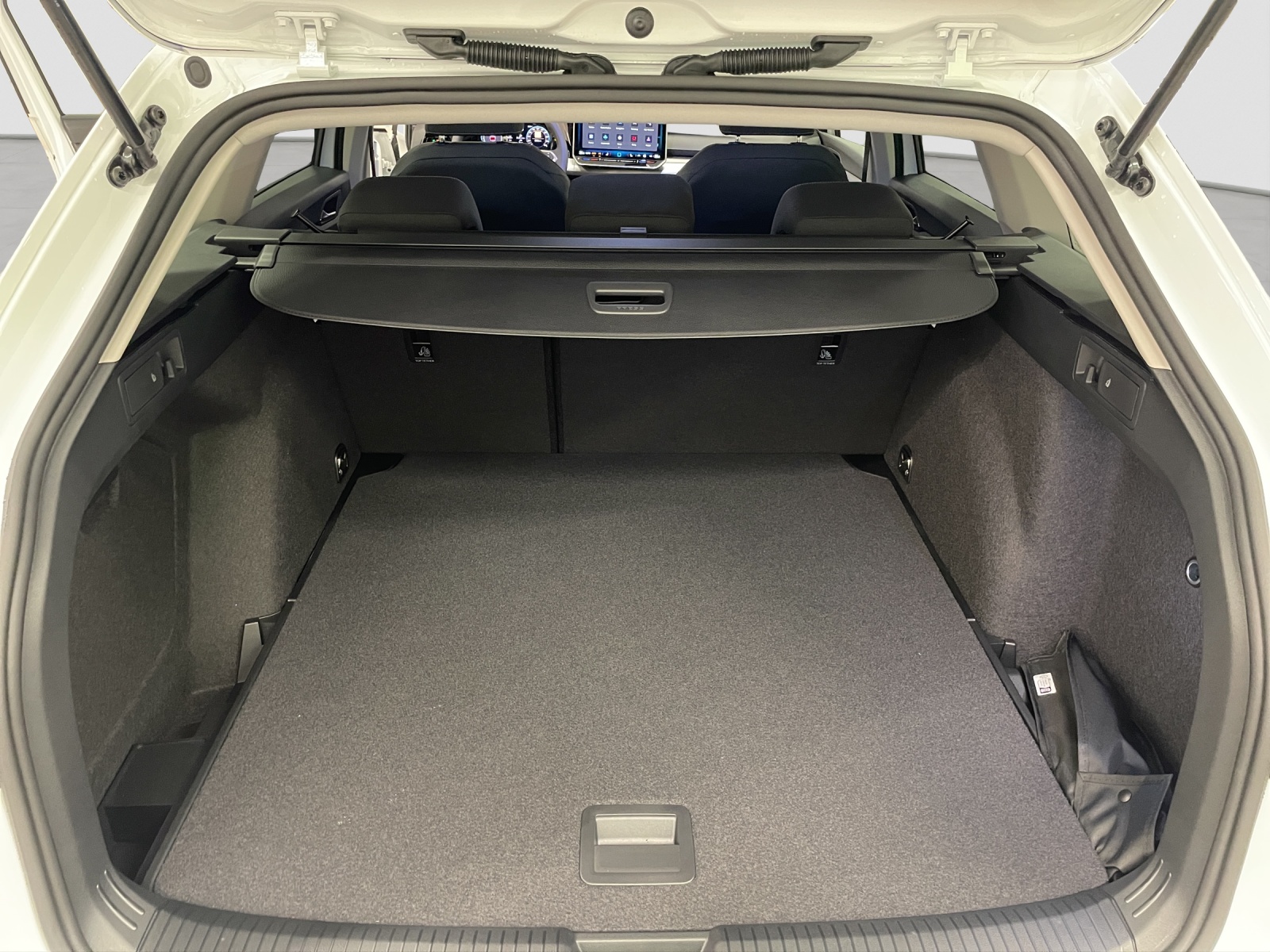 VW Golf Variant 1.5 eTSI mHEV Basis-image-14