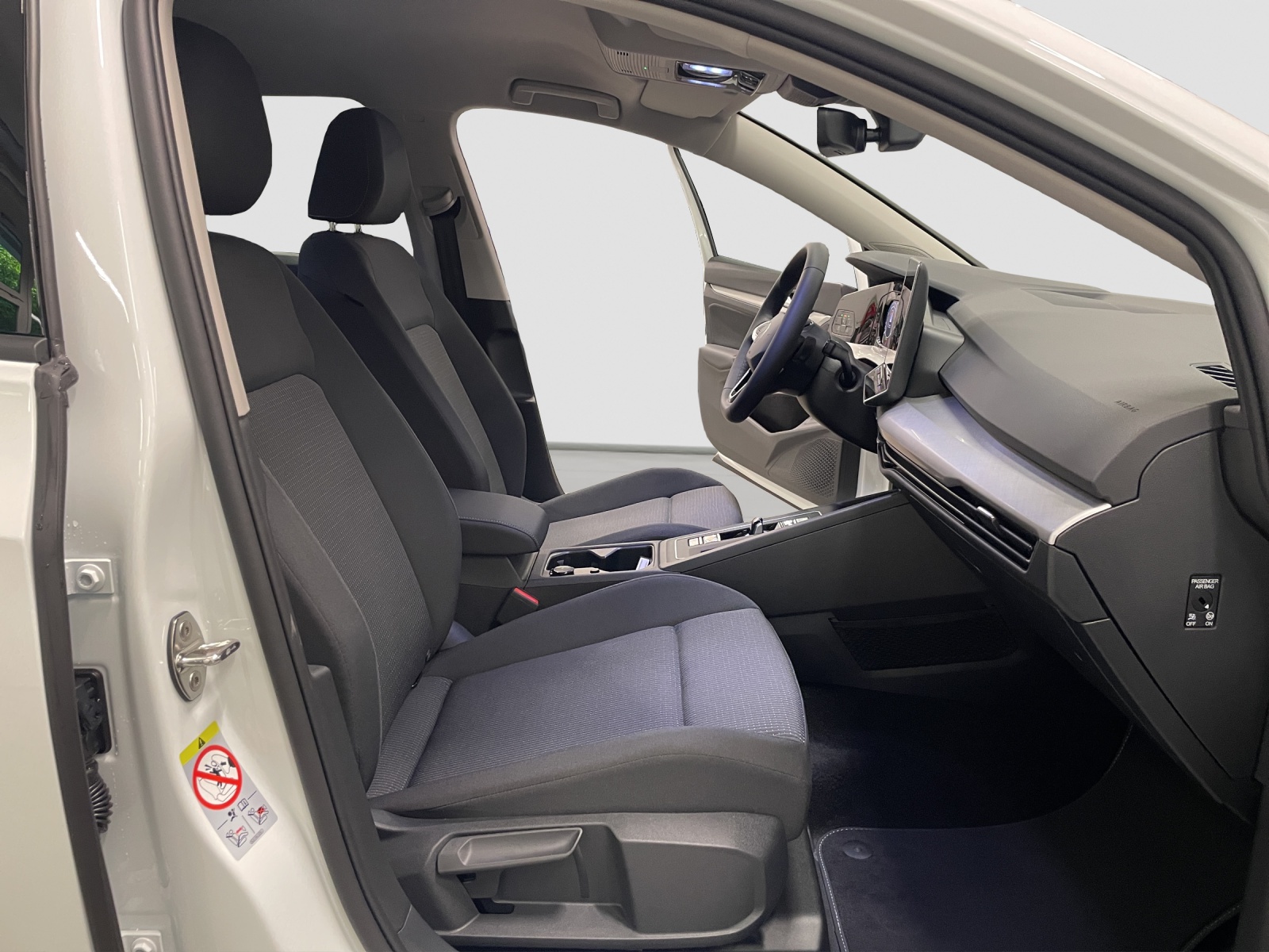 VW Golf Variant 1.5 eTSI mHEV Basis-image-13