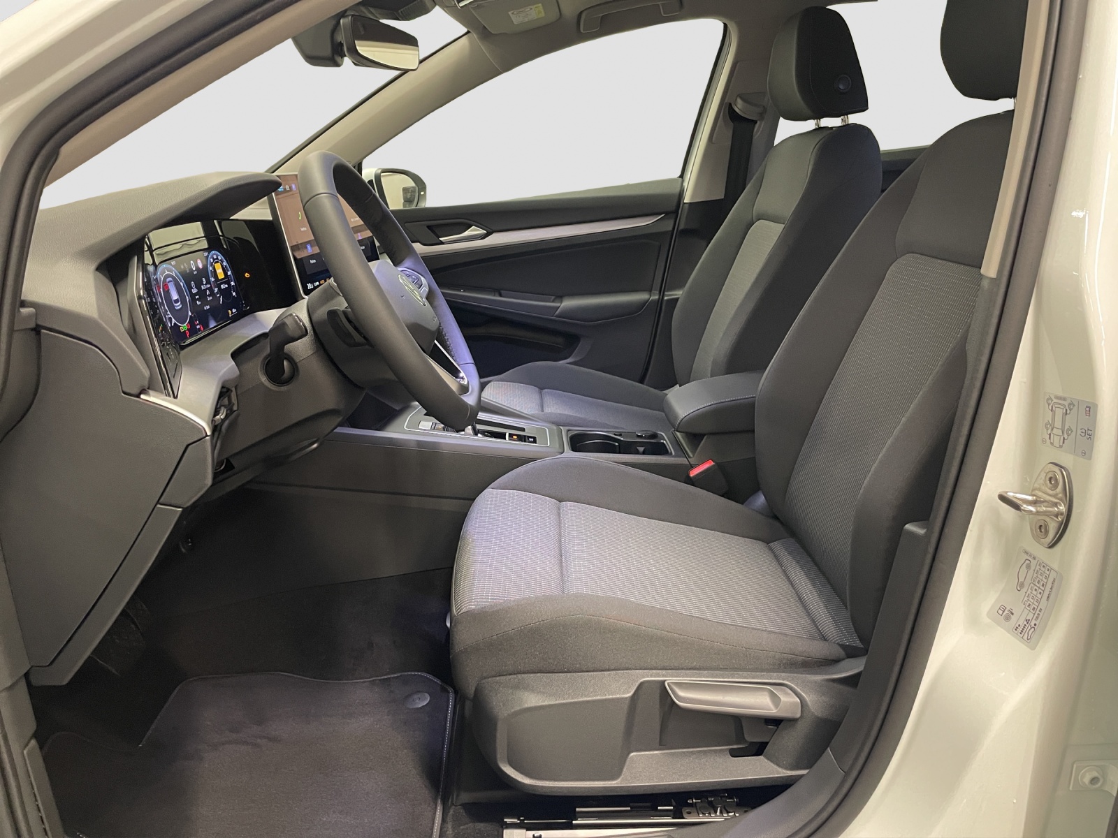 VW Golf Variant 1.5 eTSI mHEV Basis-image-8