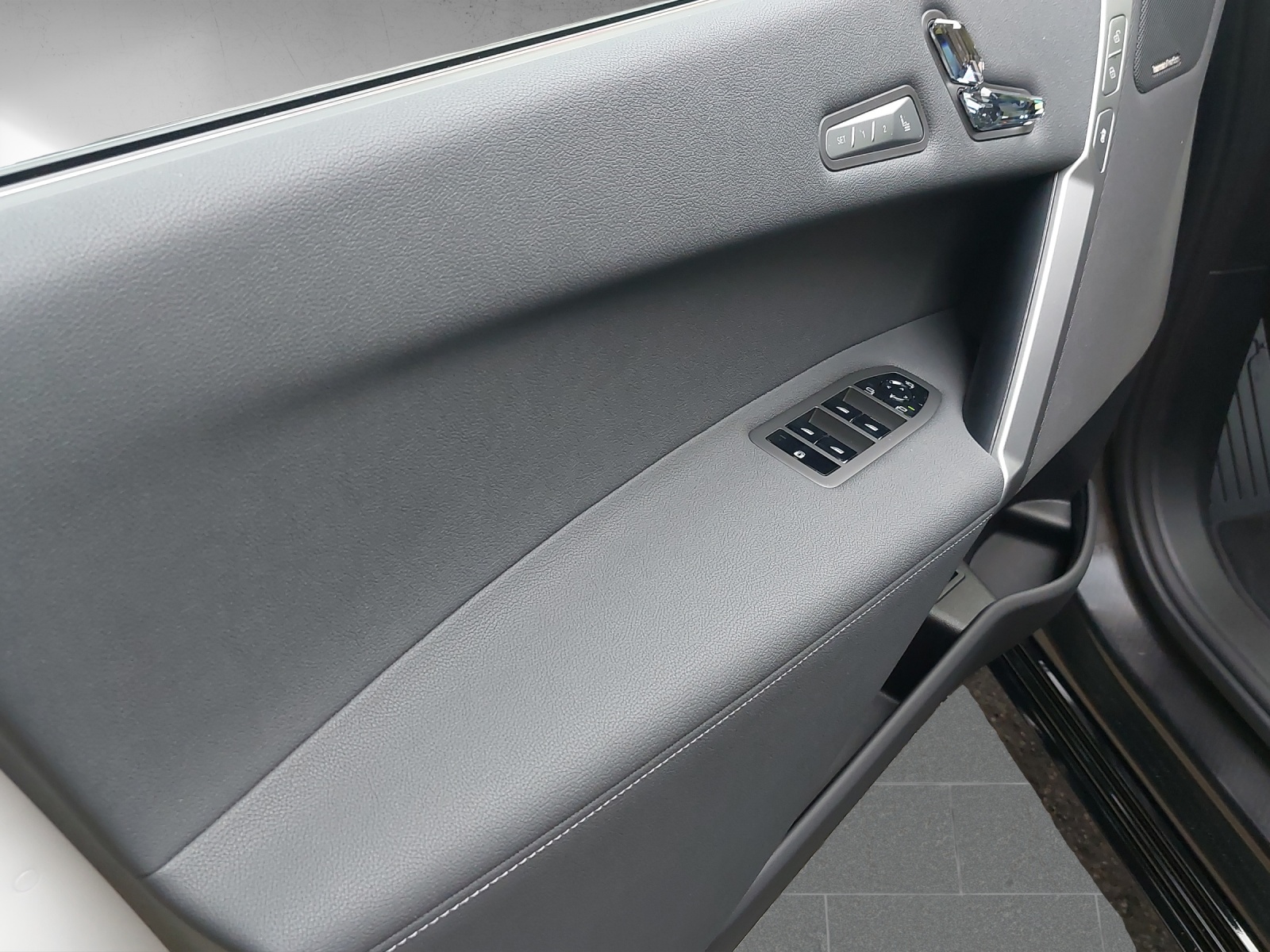 BMW iX xDrive60 M Sport Pro-image-14