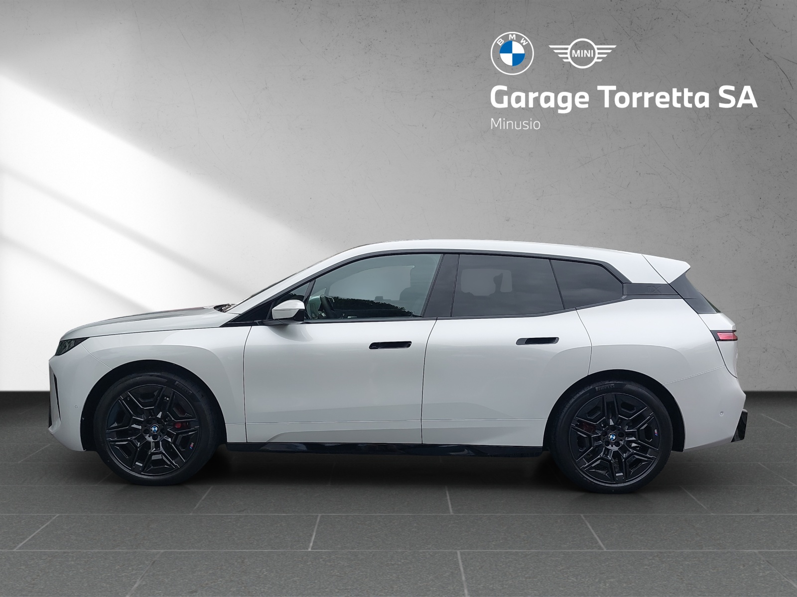 BMW iX xDrive60 M Sport Pro-showroom-element-1