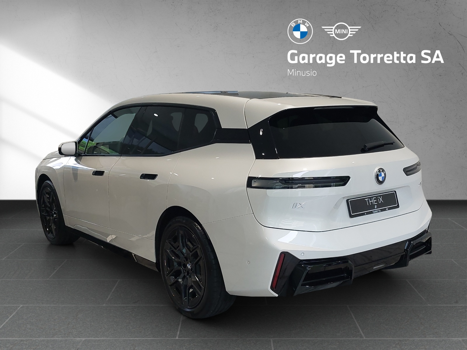BMW iX xDrive60 M Sport Pro-showroom-element-2