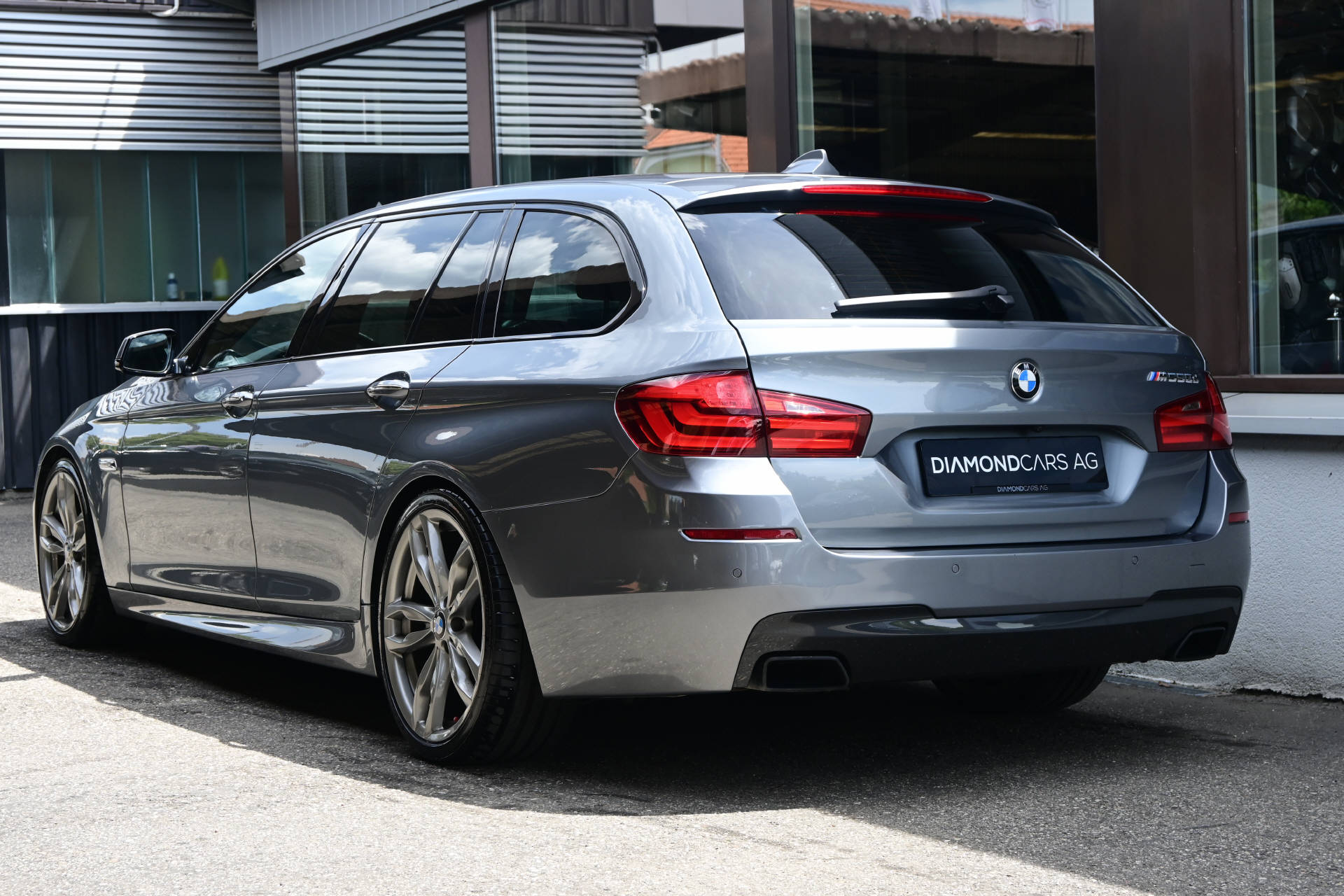 BMW M 550d xDrive Touring-showroom-element-3