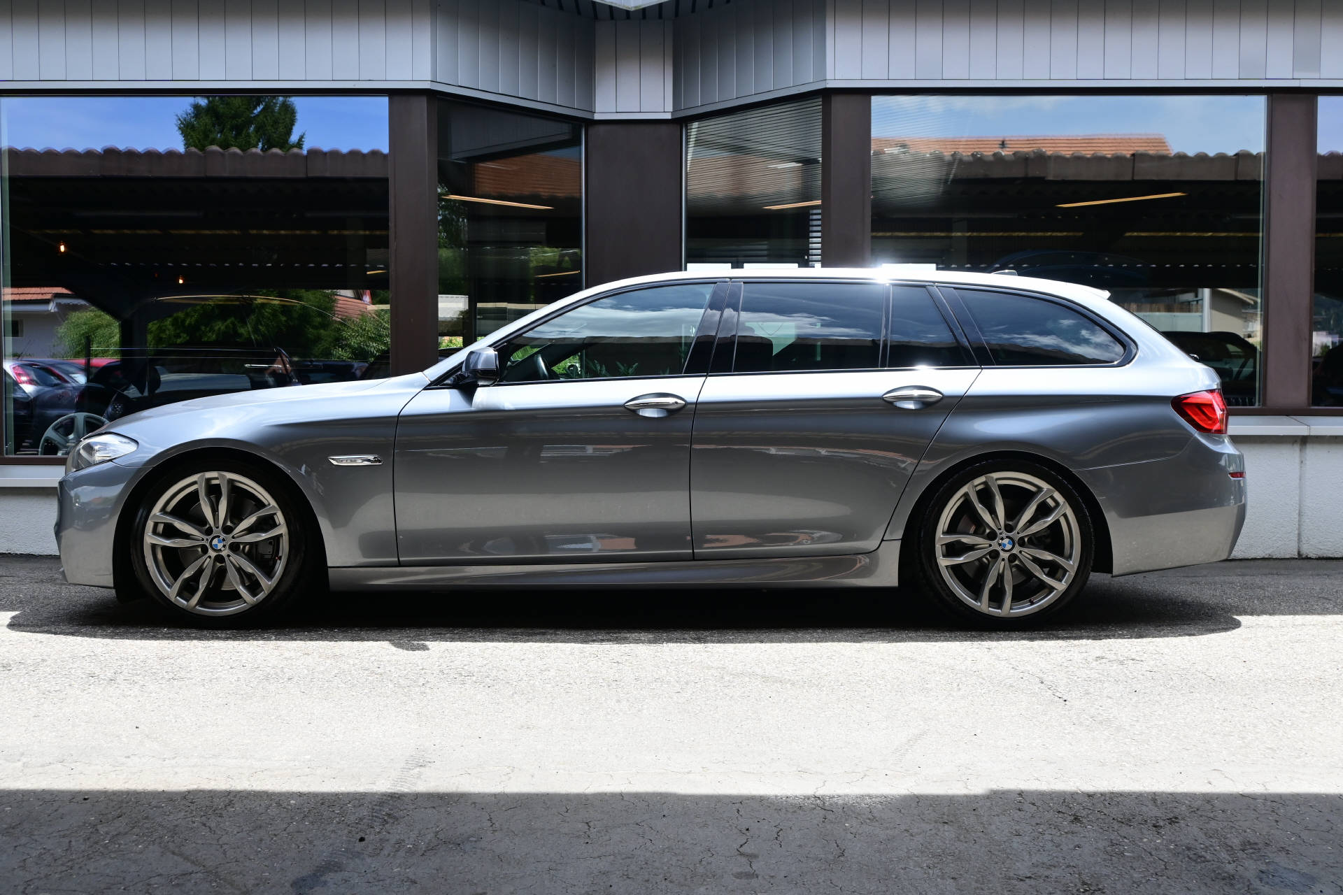 BMW M 550d xDrive Touring-showroom-element-2