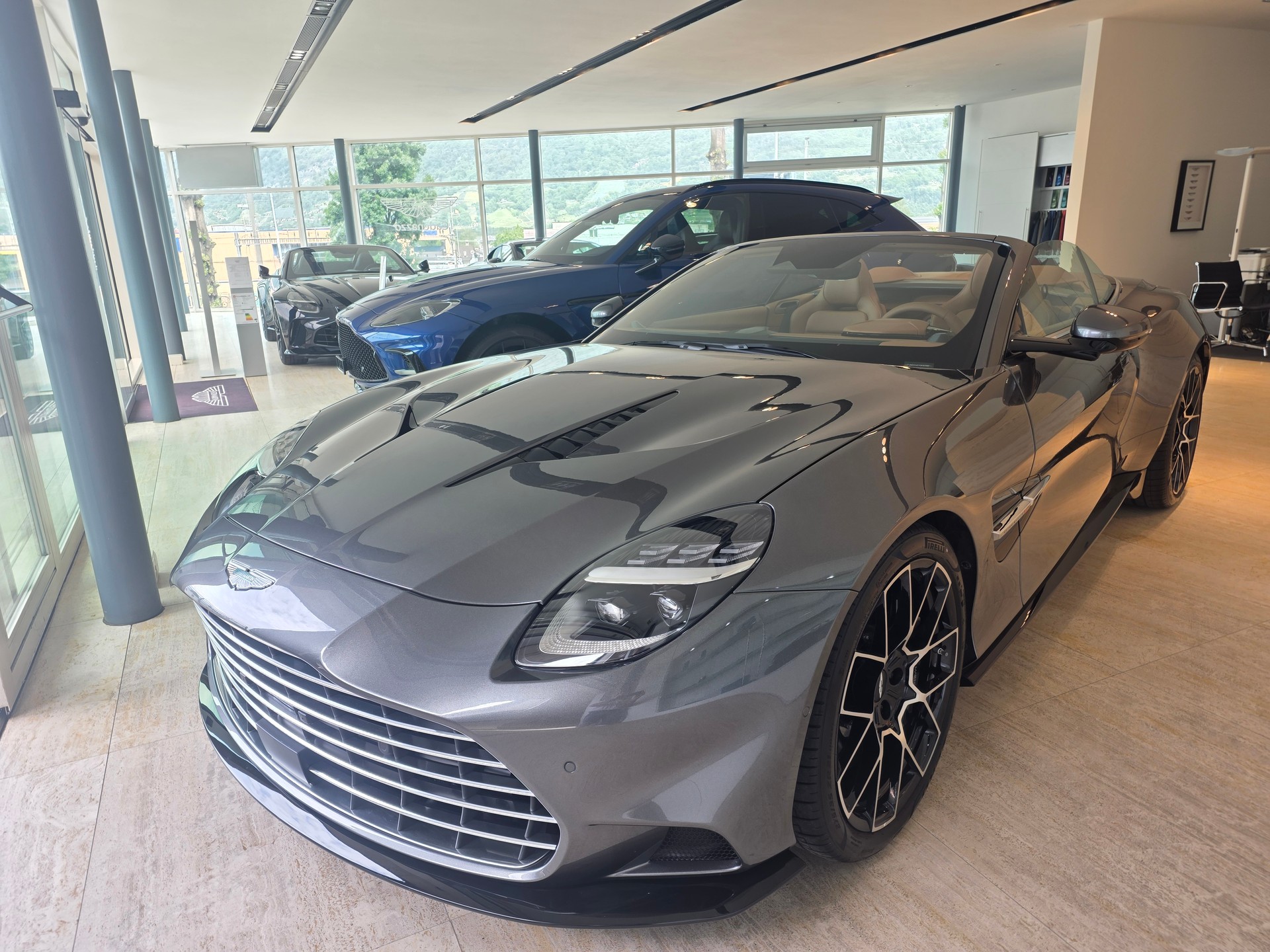 ASTON MARTIN V12 Vanquish Volante 835cv