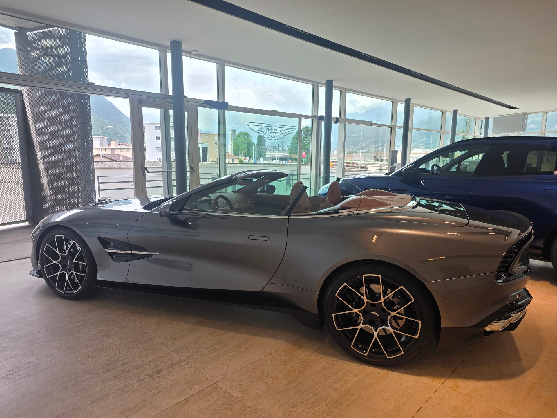 ASTON MARTIN V12 Vanquish Volante 835cv-image-3