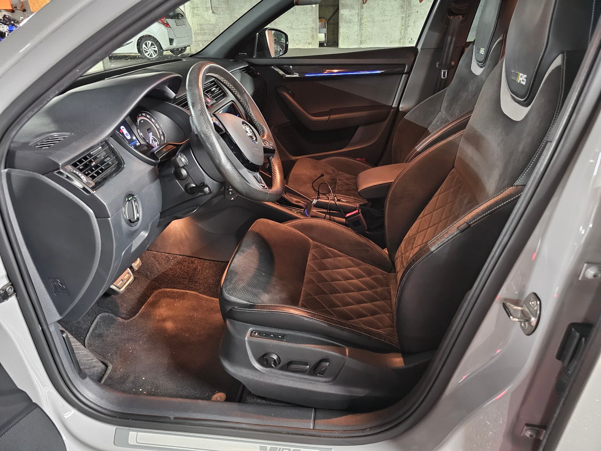 SKODA Octavia Combi 2.0 TSI RS-image-10