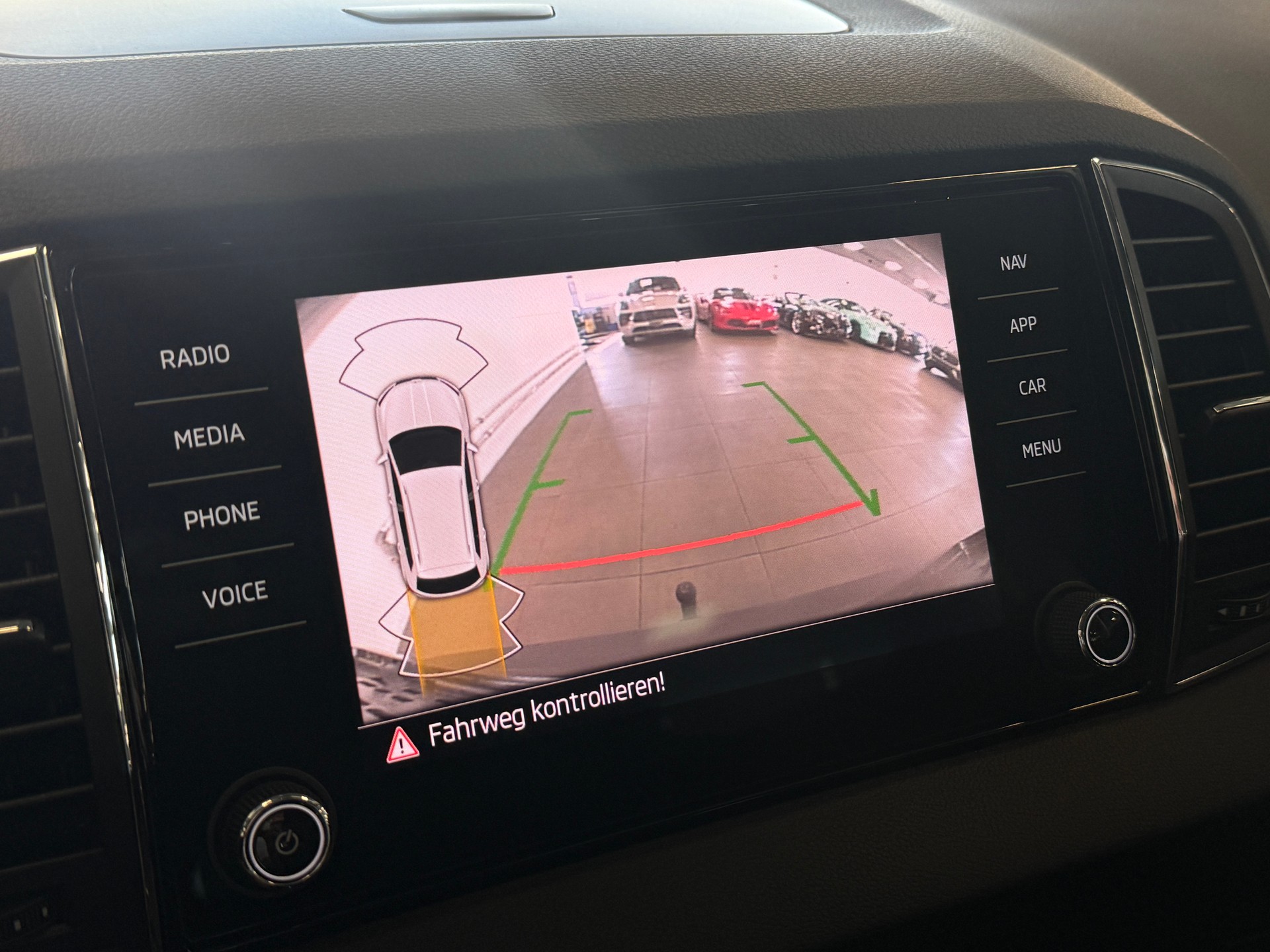 SKODA Karoq 1.5 TSI Style DSG *Anhängerkupplung*-image-5
