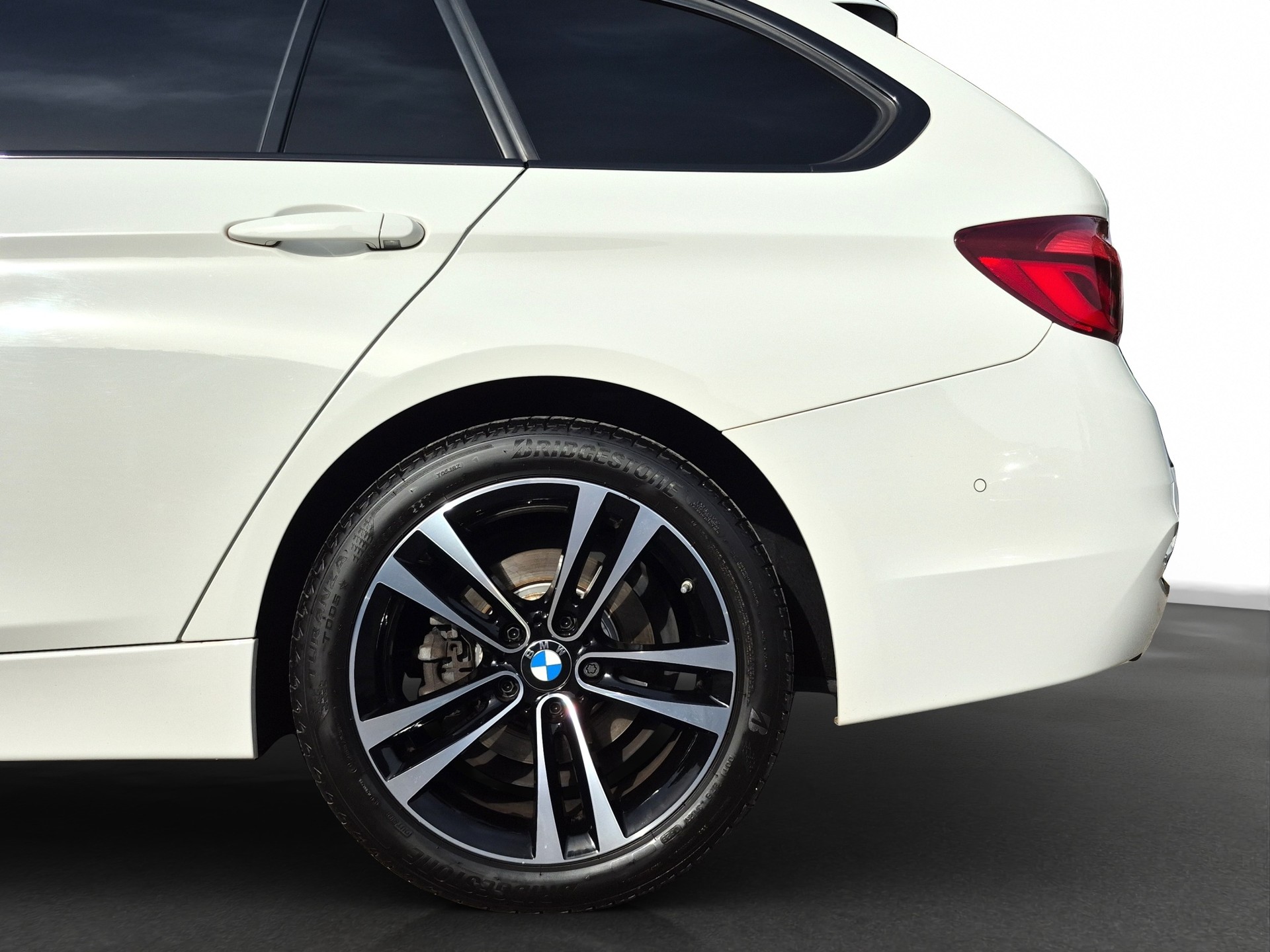 BMW 320d xDrive Touring Edition Sport Line Steptronic *360°Cam/Headup/ShadowLine*-showroom-element-3