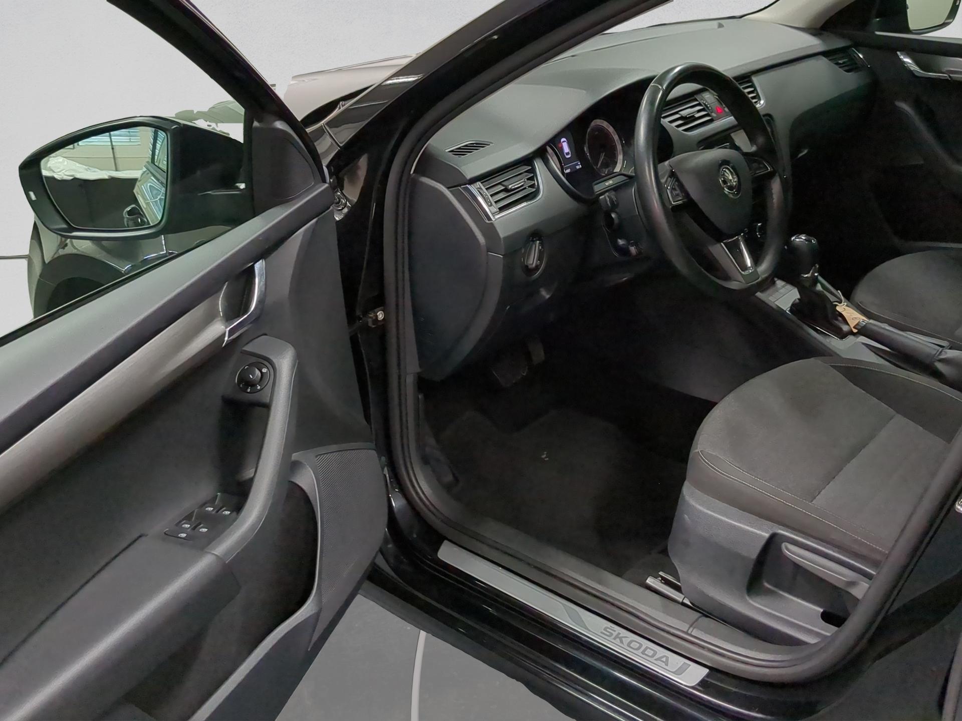 SKODA Octavia Combi 1.5 TSI Soleil DSG-image-19