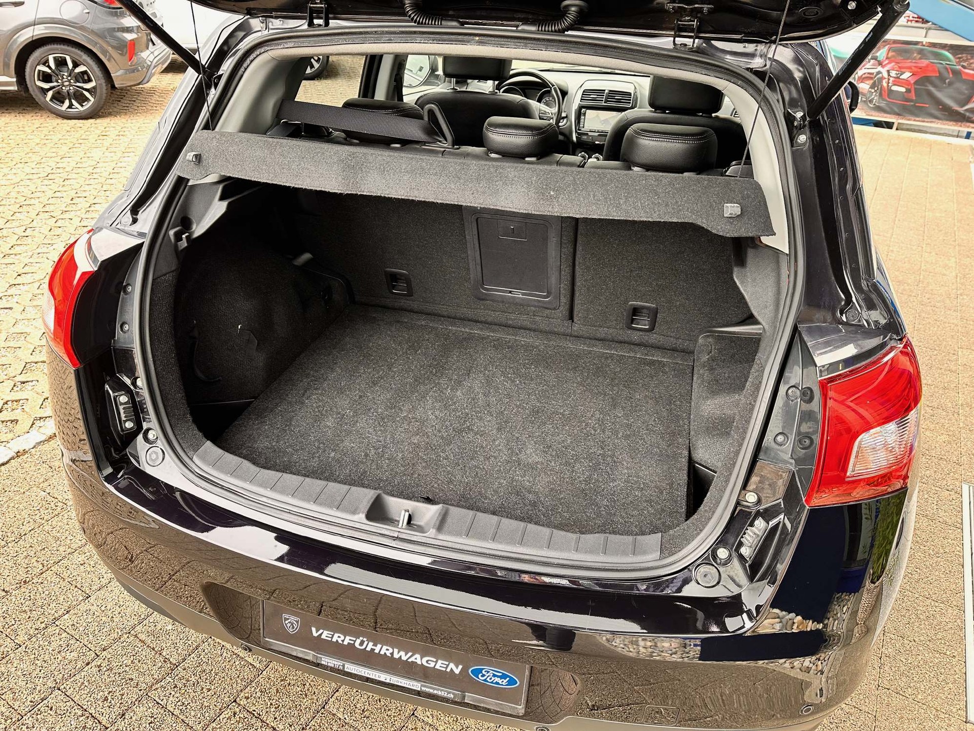 PEUGEOT 4008 1.8 HDi Allure S/S-image-4