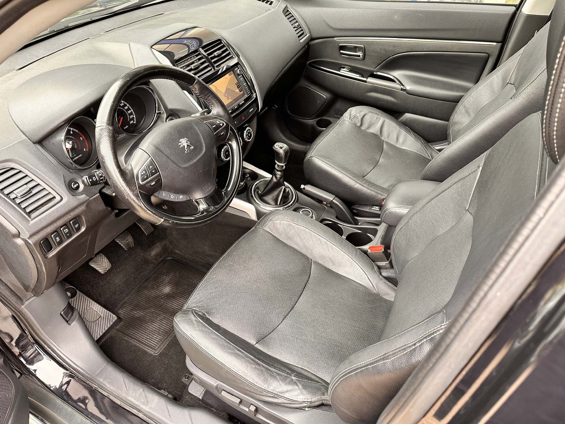 PEUGEOT 4008 1.8 HDi Allure S/S-image-8