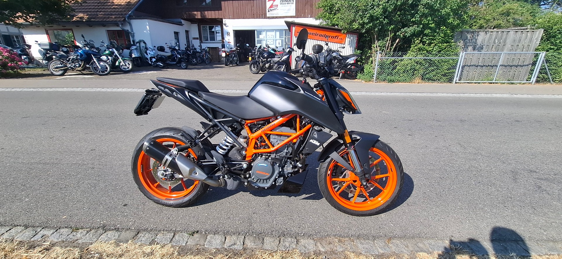 KTM 125 Duke-image-1
