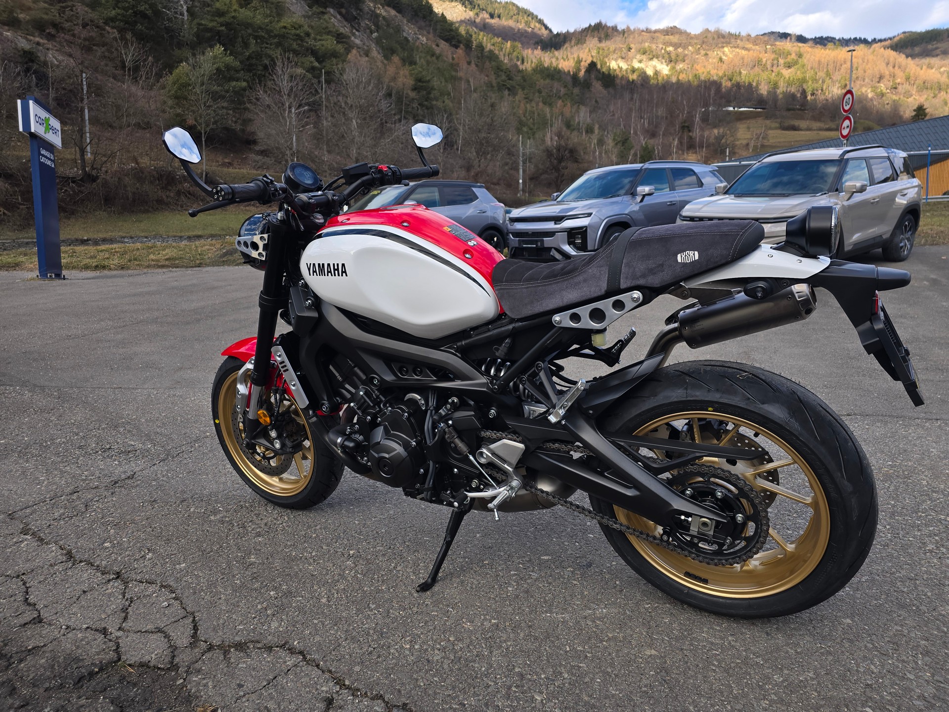 YAMAHA XSR 900-image-1