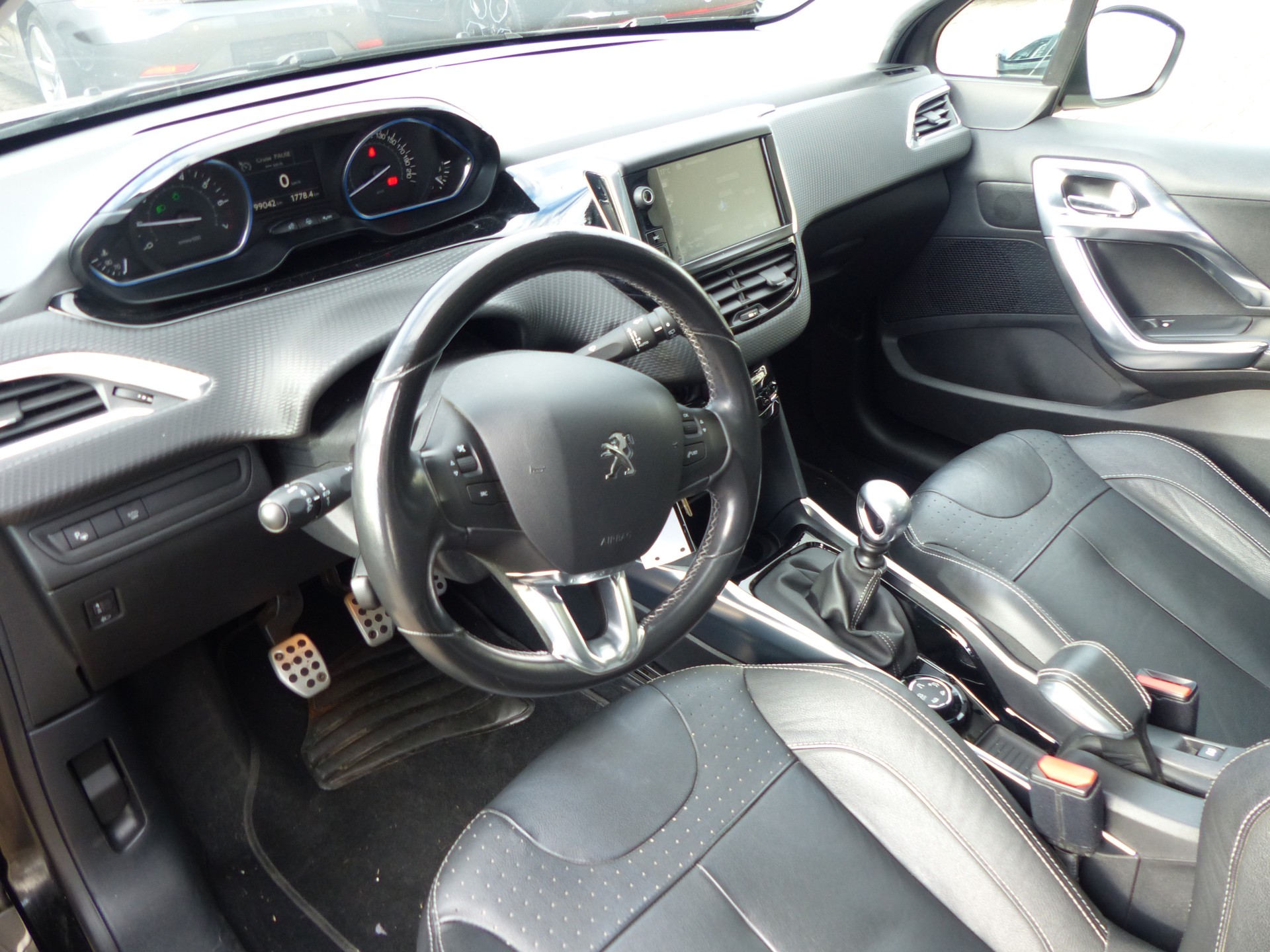 PEUGEOT 2008 1.2 PureTech Allure-image-18