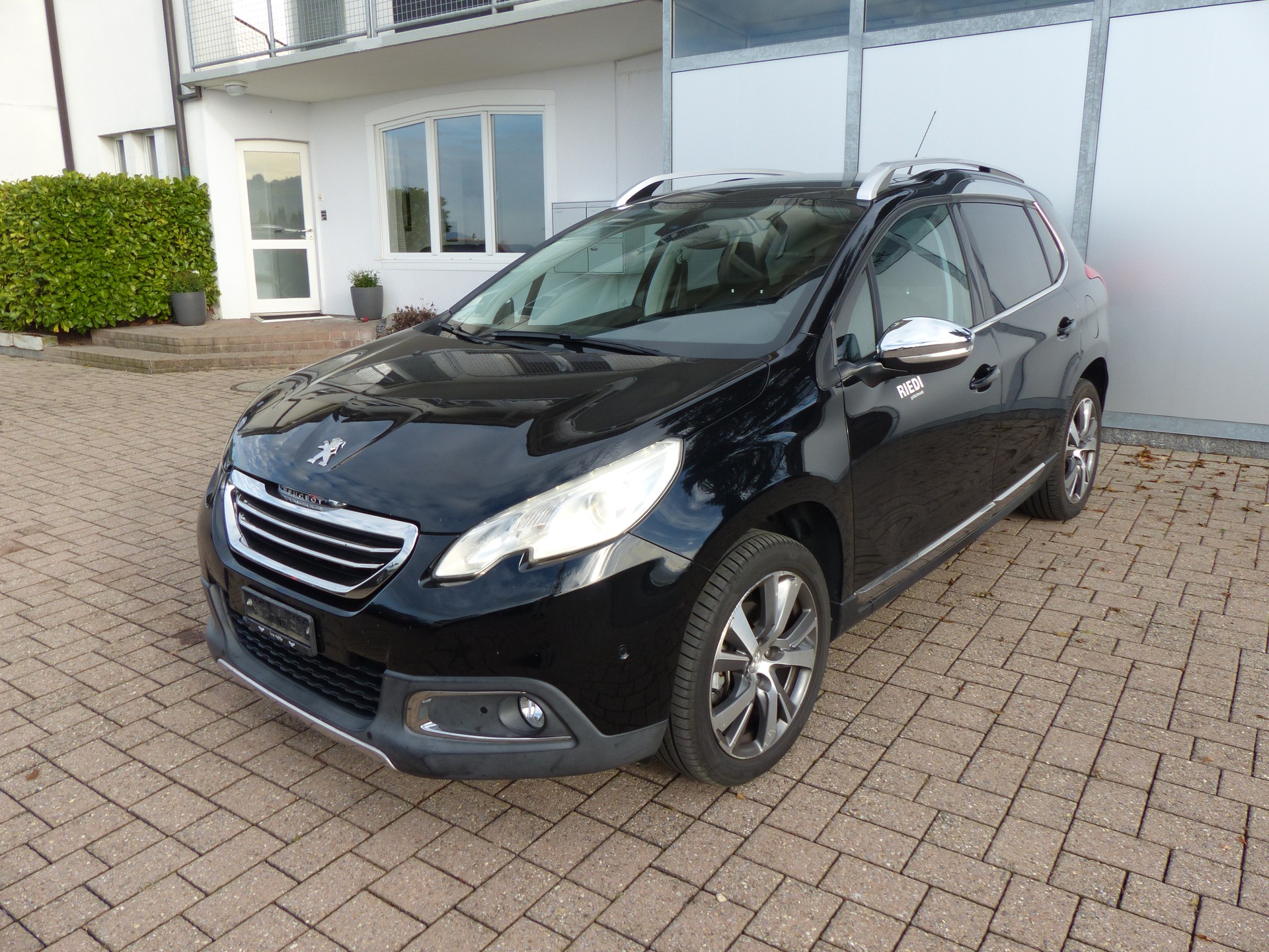 PEUGEOT 2008 1.2 PureTech Allure-showroom-element-1