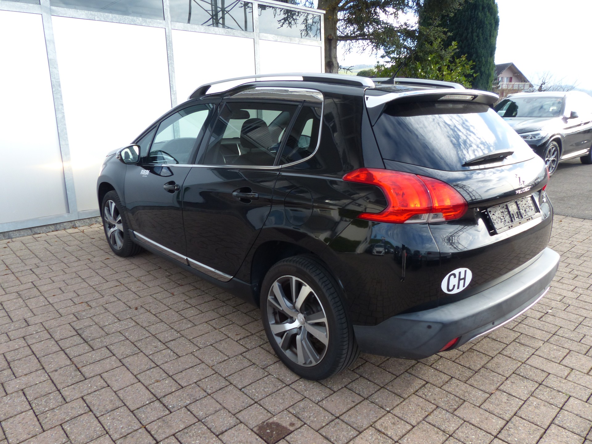 PEUGEOT 2008 1.2 PureTech Allure-image-6