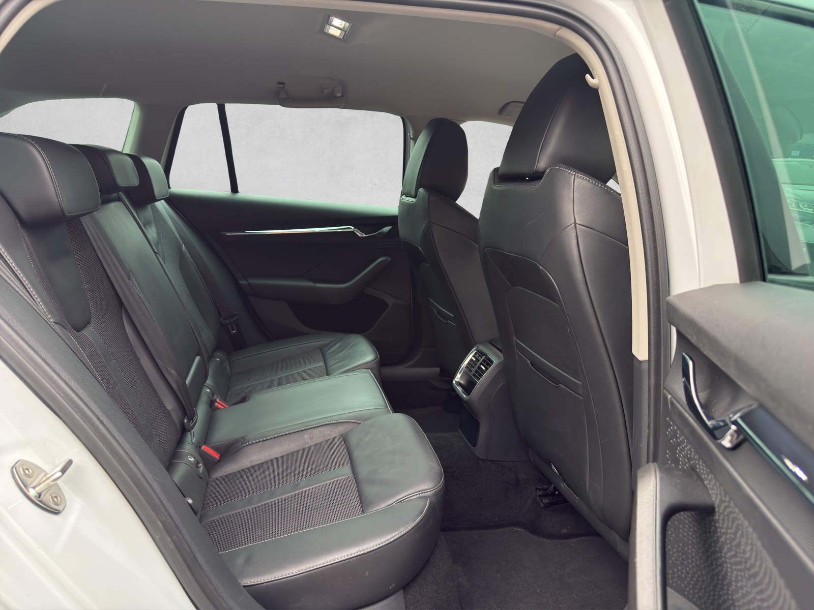 SKODA Octavia Combi 1.5 TSI mHEV DSG Style-image-17