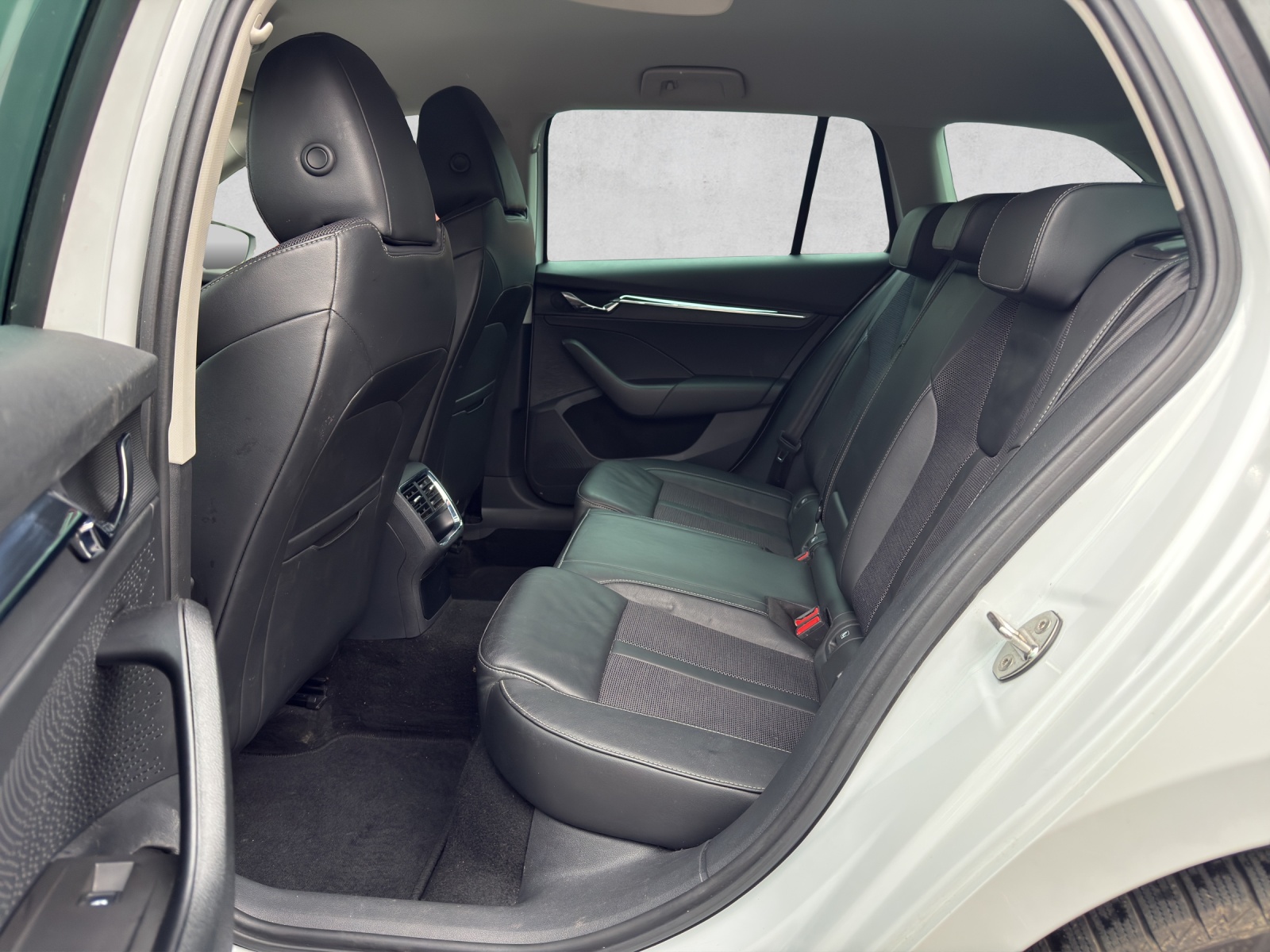 SKODA Octavia Combi 1.5 TSI mHEV DSG Style-image-18