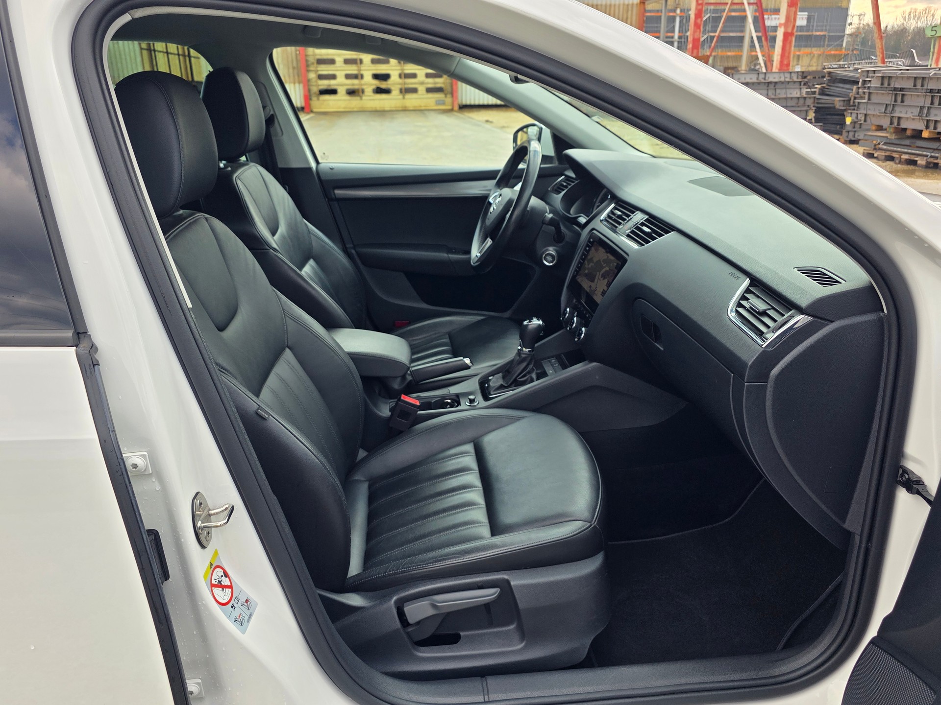 SKODA Octavia Combi 1.8 TSI Style DSG-image-9