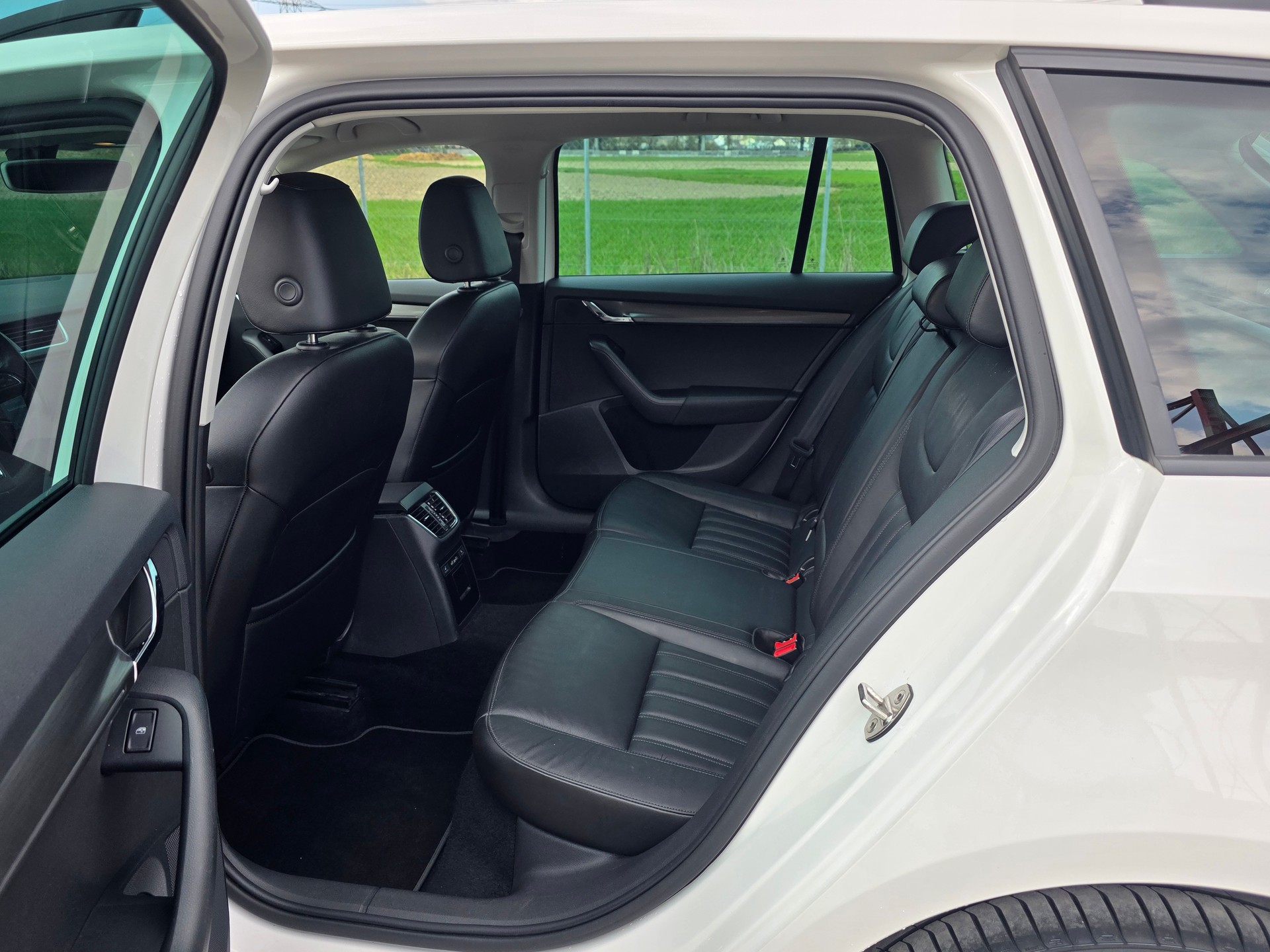 SKODA Octavia Combi 1.8 TSI Style DSG-image-10