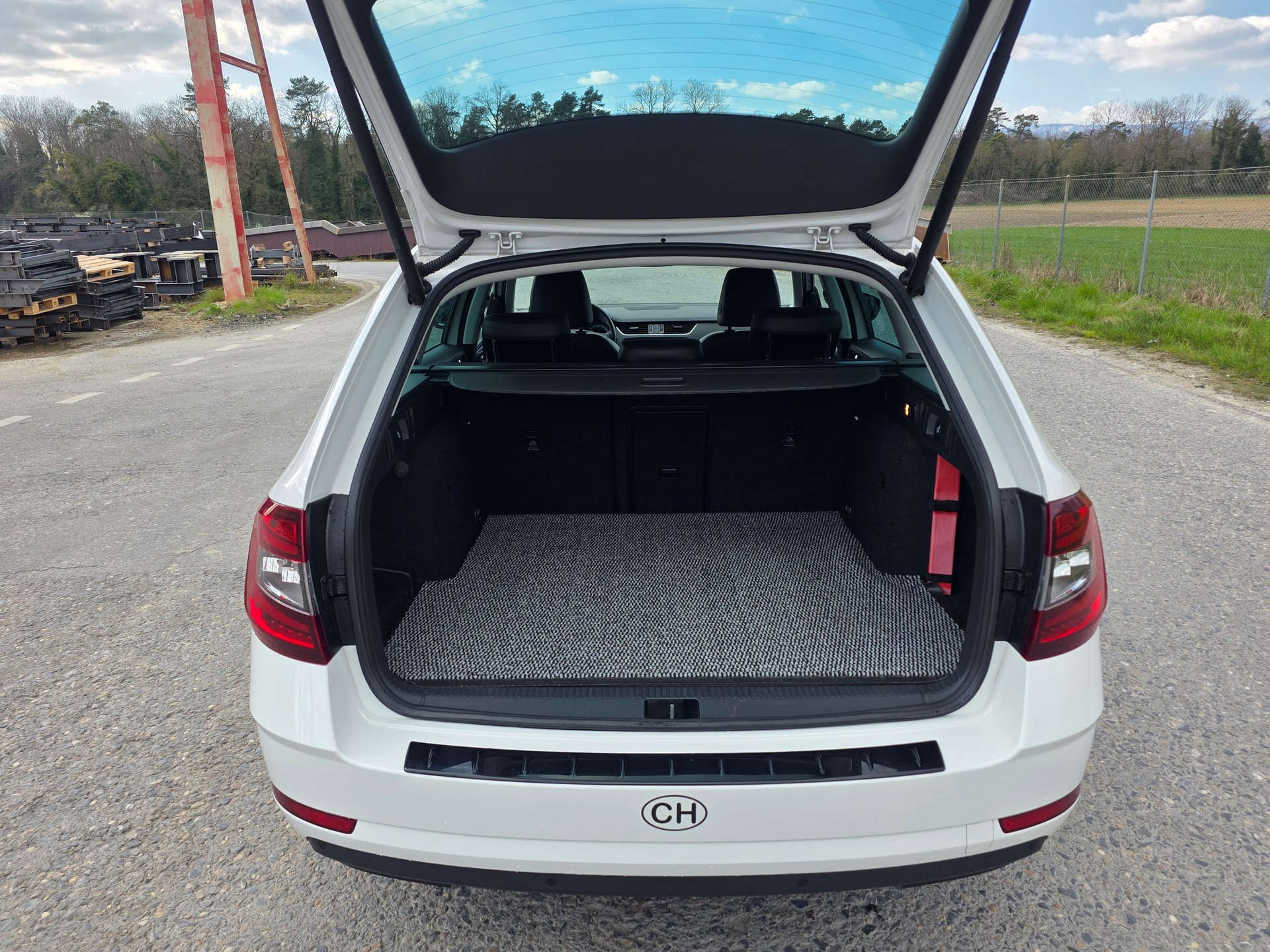 SKODA Octavia Combi 1.8 TSI Style DSG-image-14