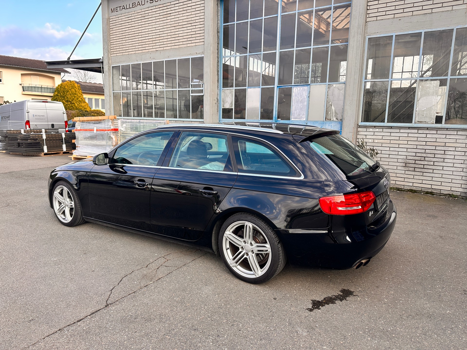 AUDI A4-showroom-element-1