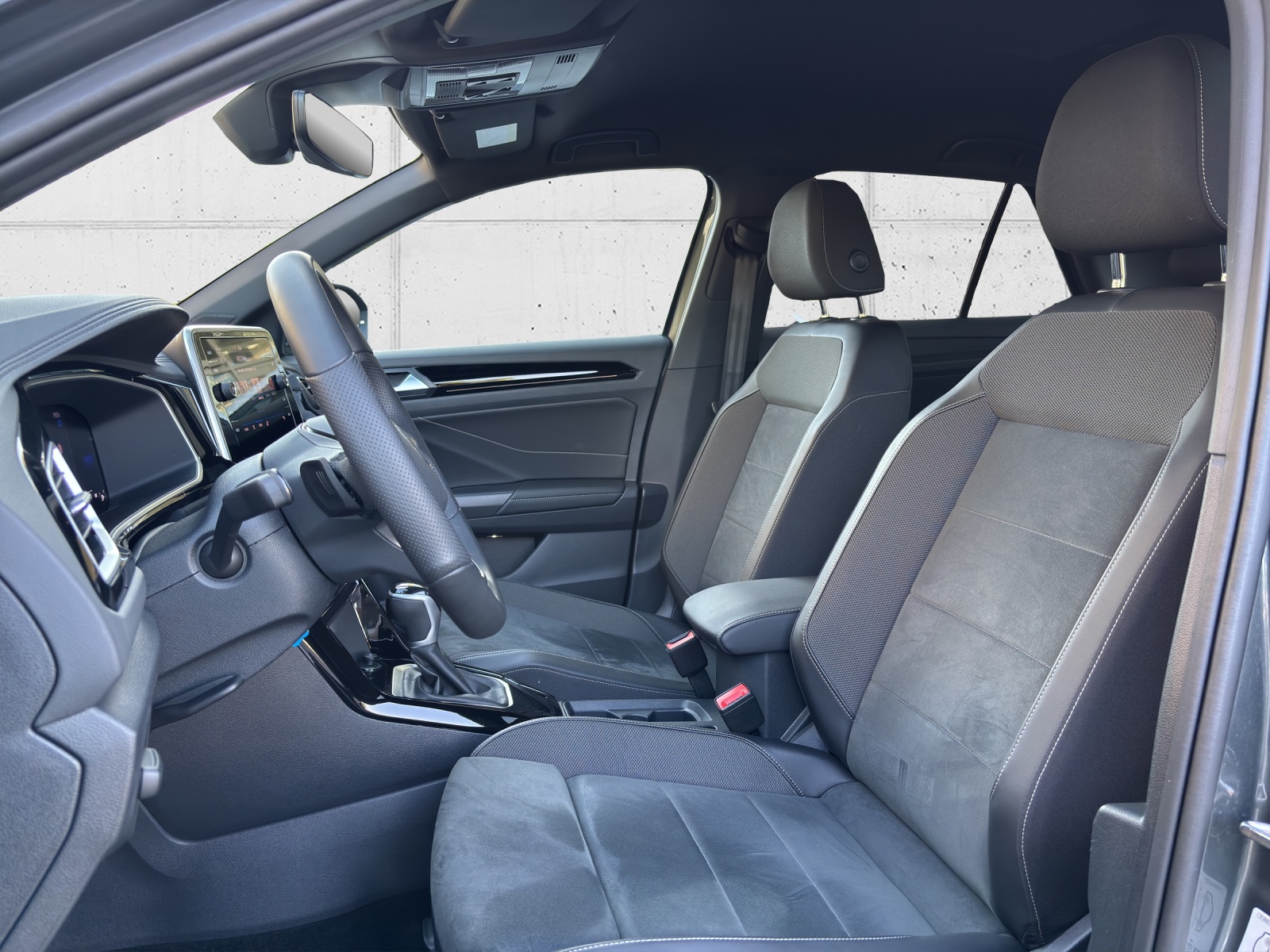 VW New T-Roc 1.5 TSI EVO R-Line DSG mit AHK & fortl. Werksgarantie-image-26
