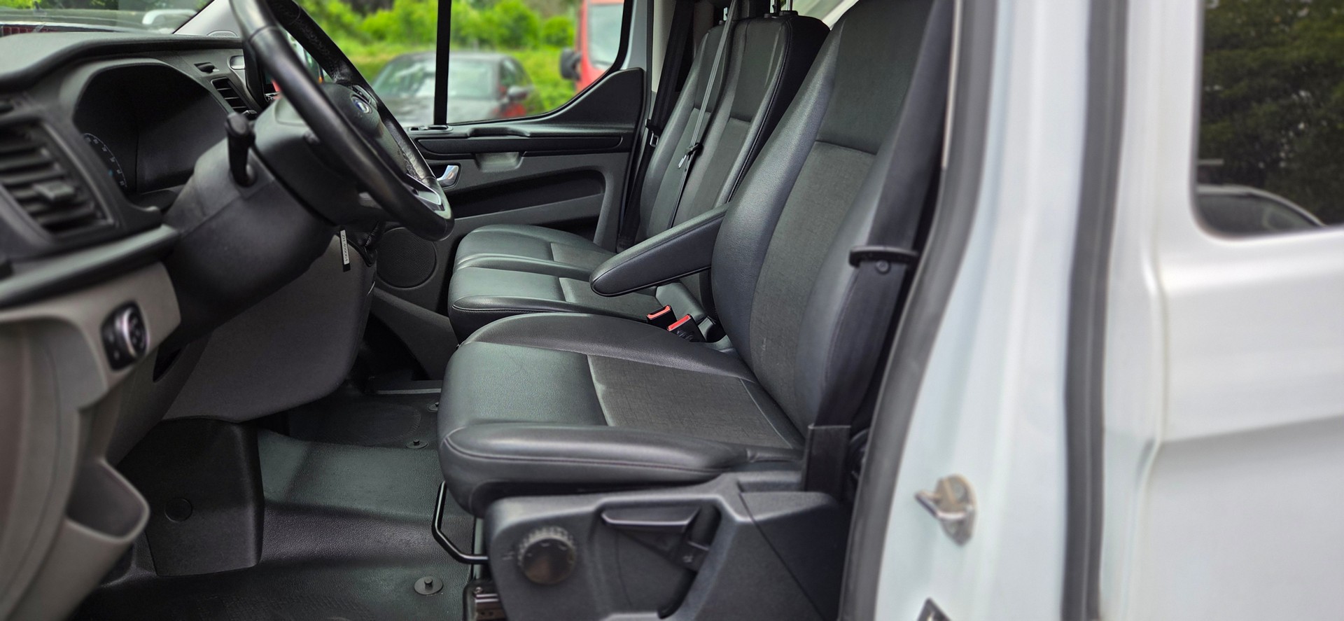 FORD Transit Custom 320 L2H1 Ambiente-image-13