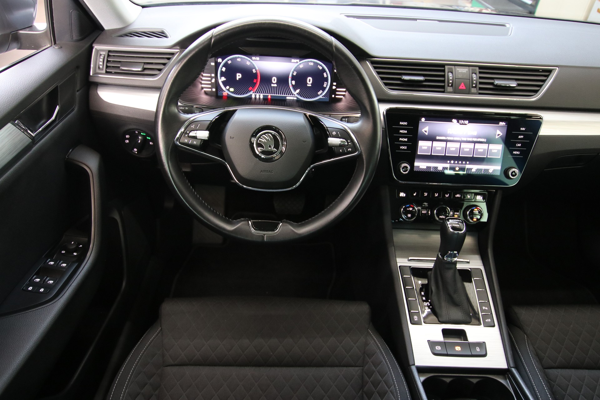 SKODA Superb Combi 1.5 TSI Ambition DSG *Werksgarantie bis 07.2028*-image-10