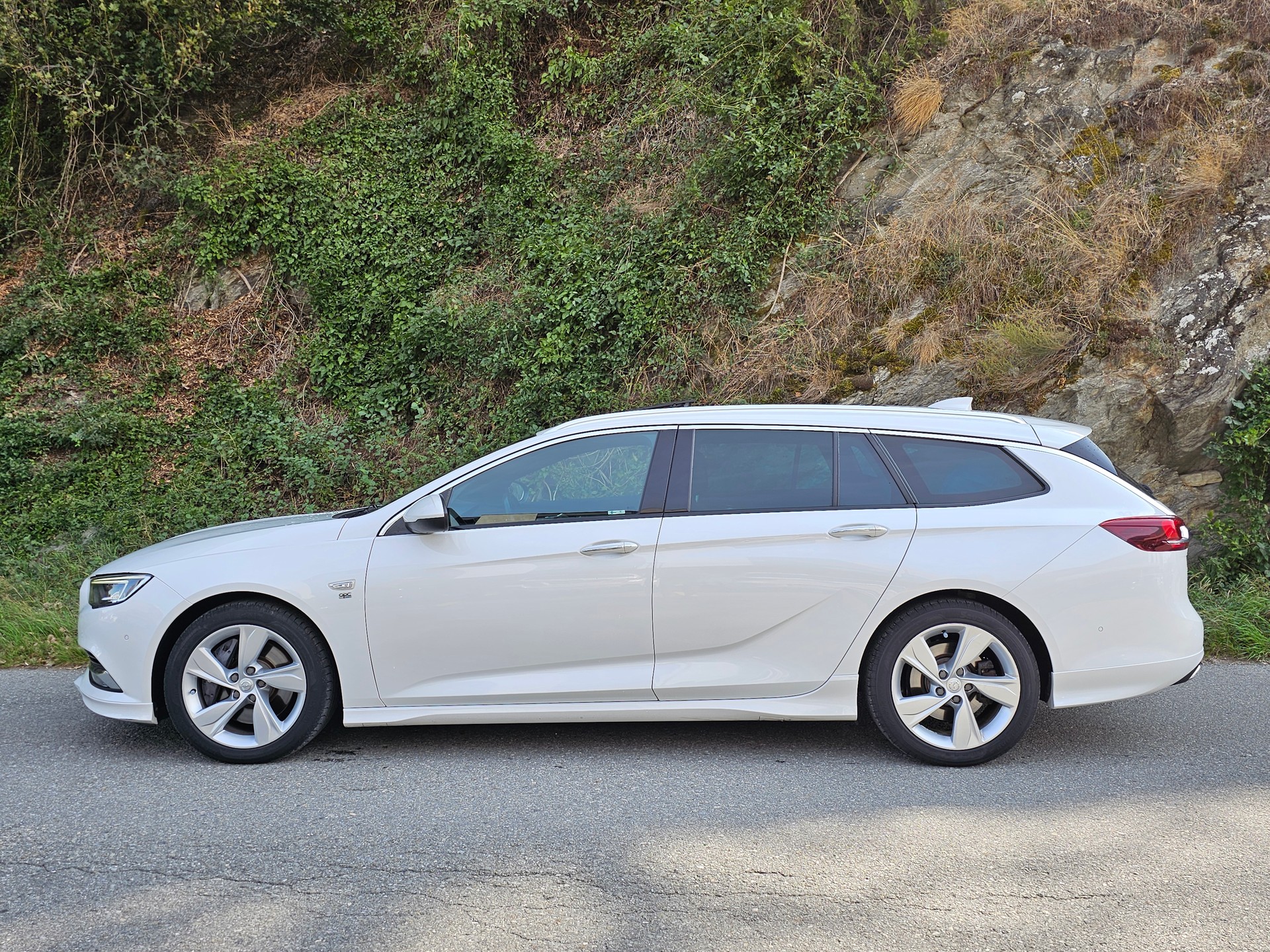 OPEL Insignia 2.0 T Sports Tourer Excellence 4WD Automat.-image-1