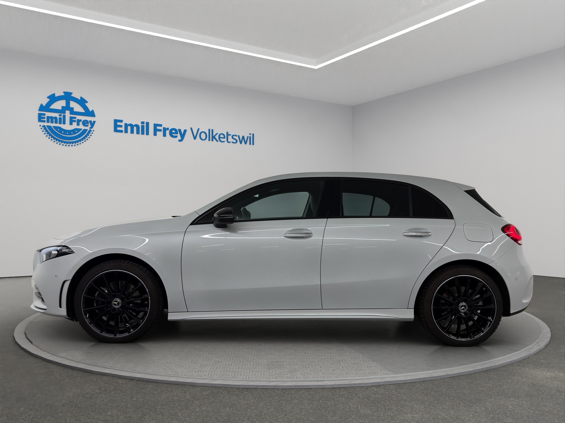 MERCEDES-BENZ A 250 e AMG Line-showroom-element-1