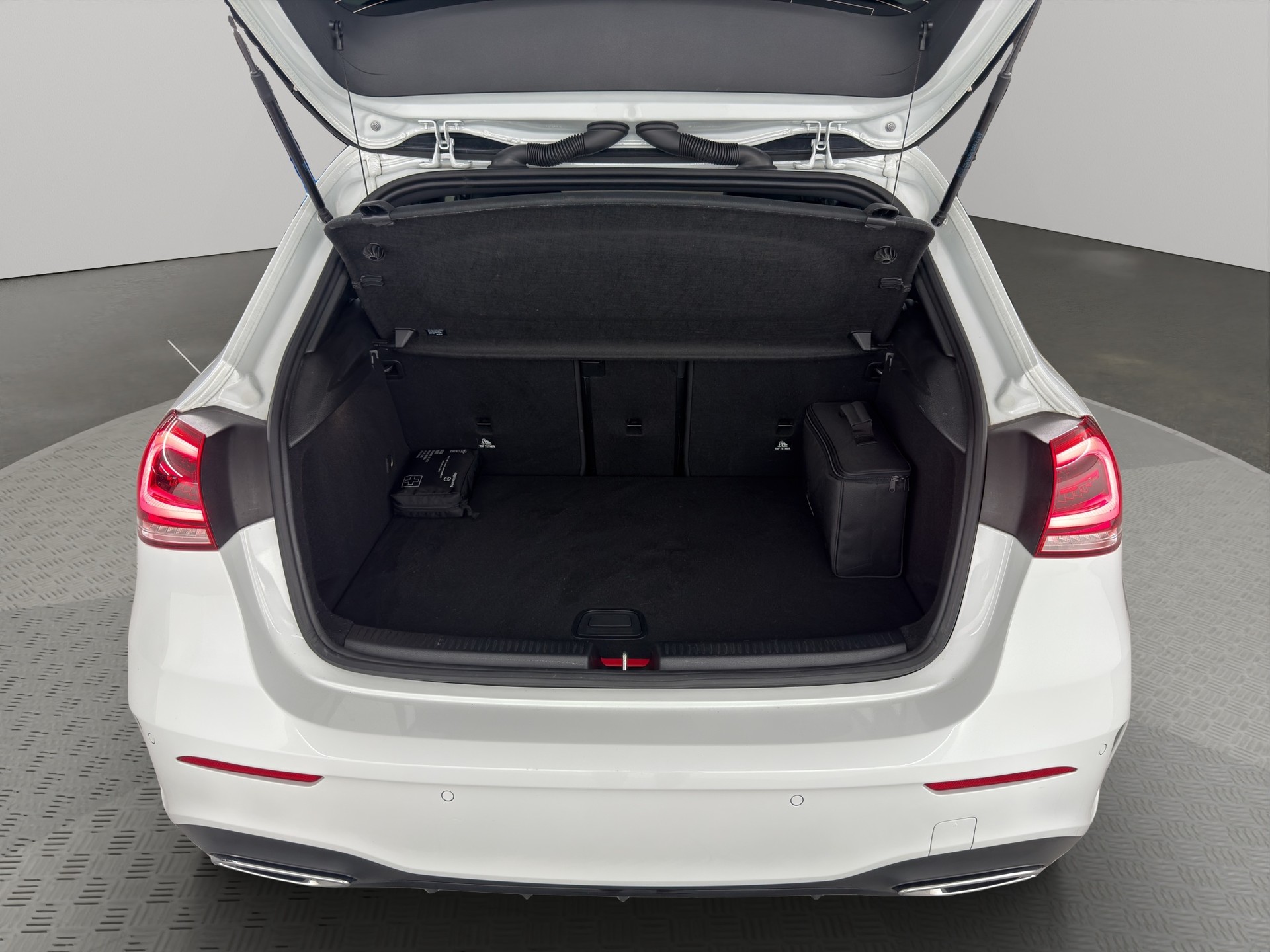 MERCEDES-BENZ A 250 e AMG Line-image-6