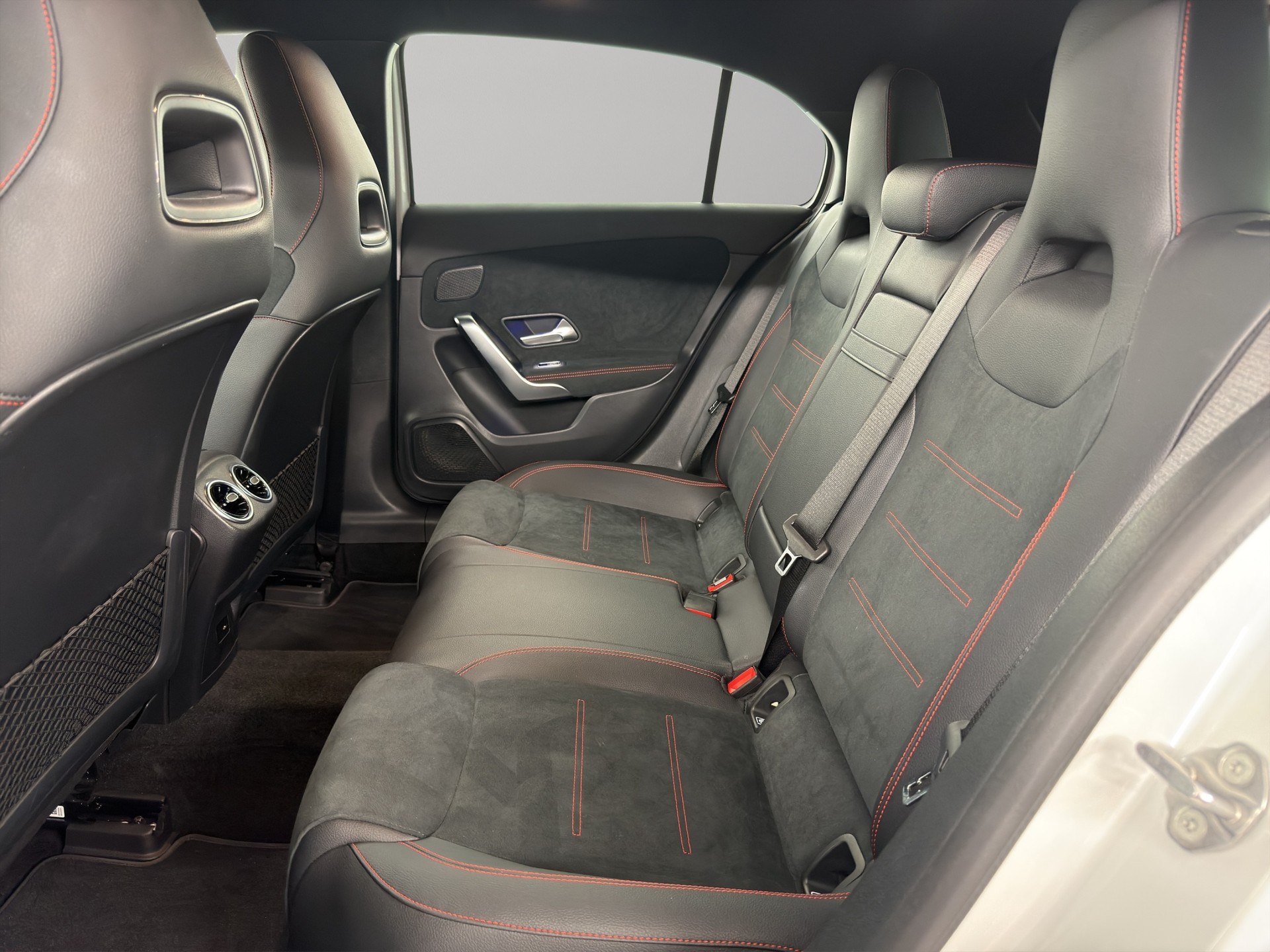 MERCEDES-BENZ A 250 e AMG Line-image-8