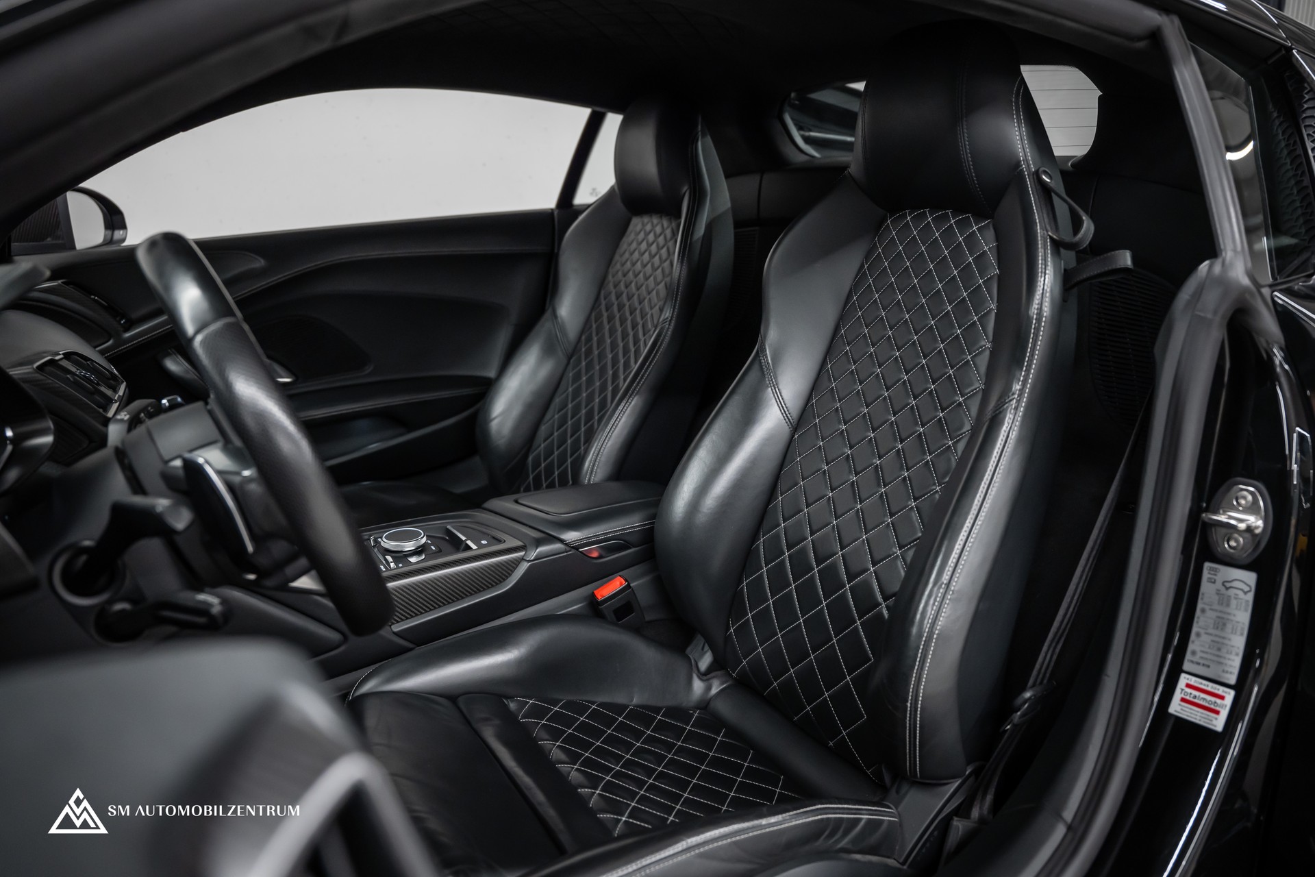 AUDI R8 Coupé 5.2 FSI V10 plus quattro S-Tronic-image-11