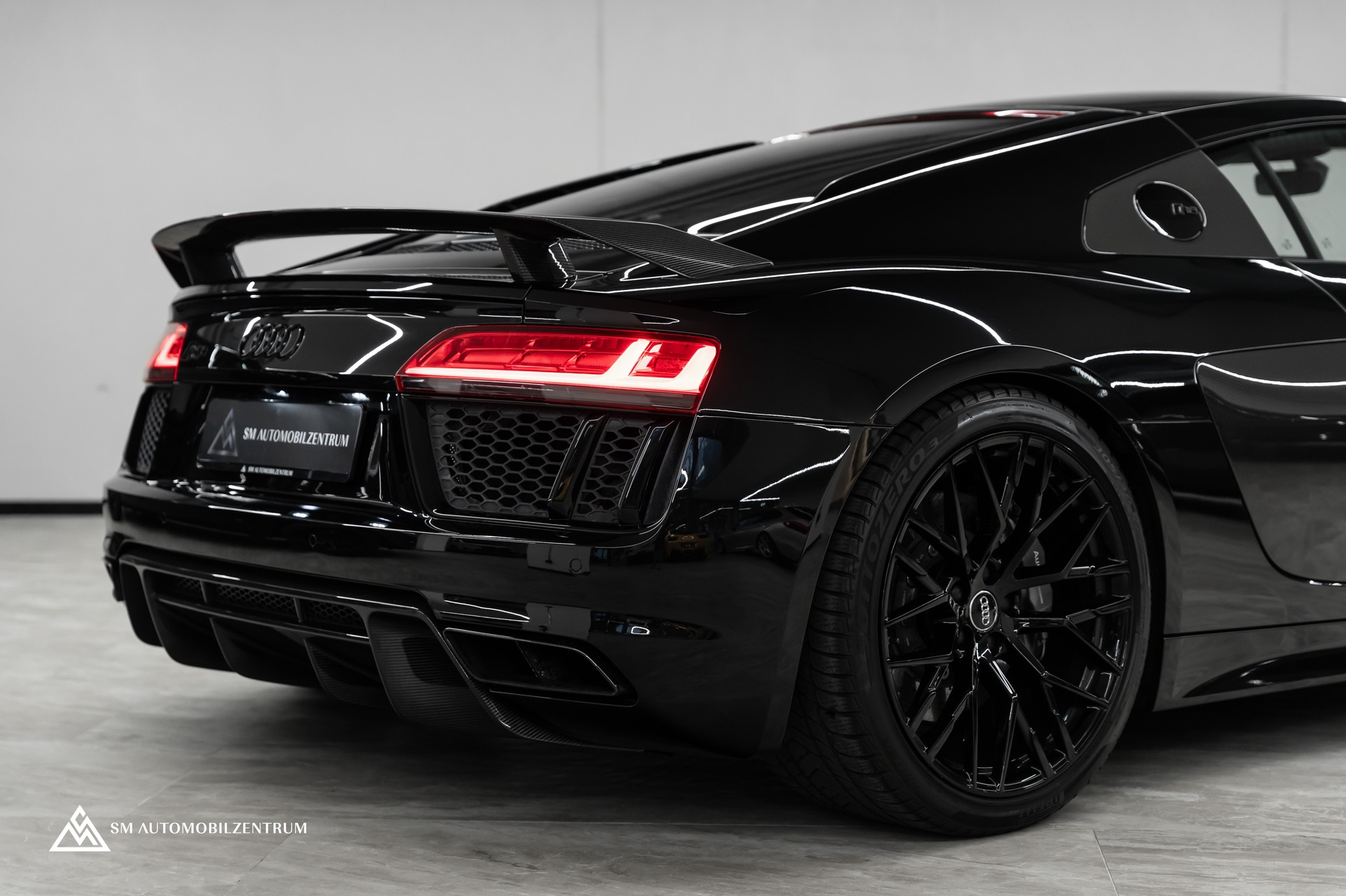 AUDI R8 Coupé 5.2 FSI V10 plus quattro S-Tronic-image-30