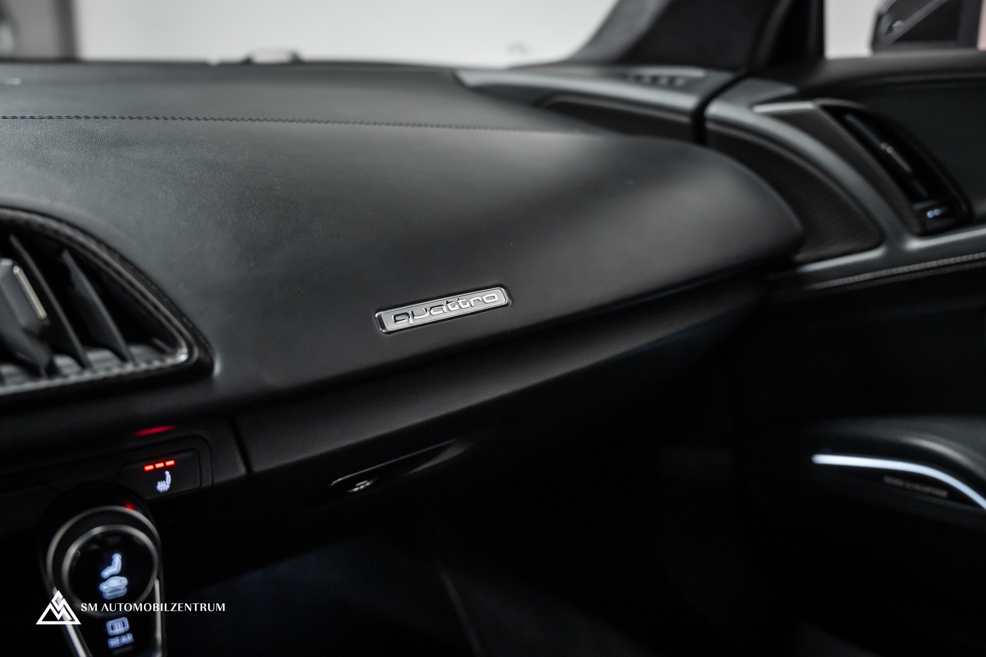 AUDI R8 Coupé 5.2 FSI V10 plus quattro S-Tronic-image-22