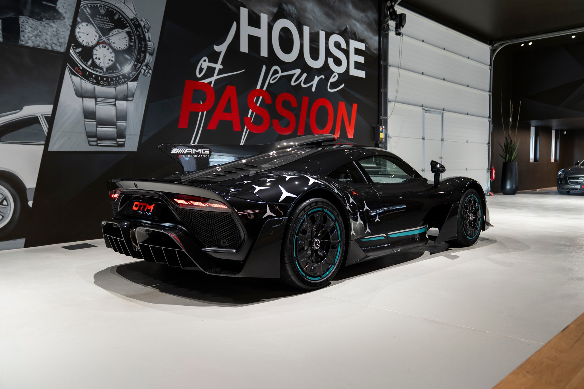MERCEDES-BENZ AMG One-showroom-element-3