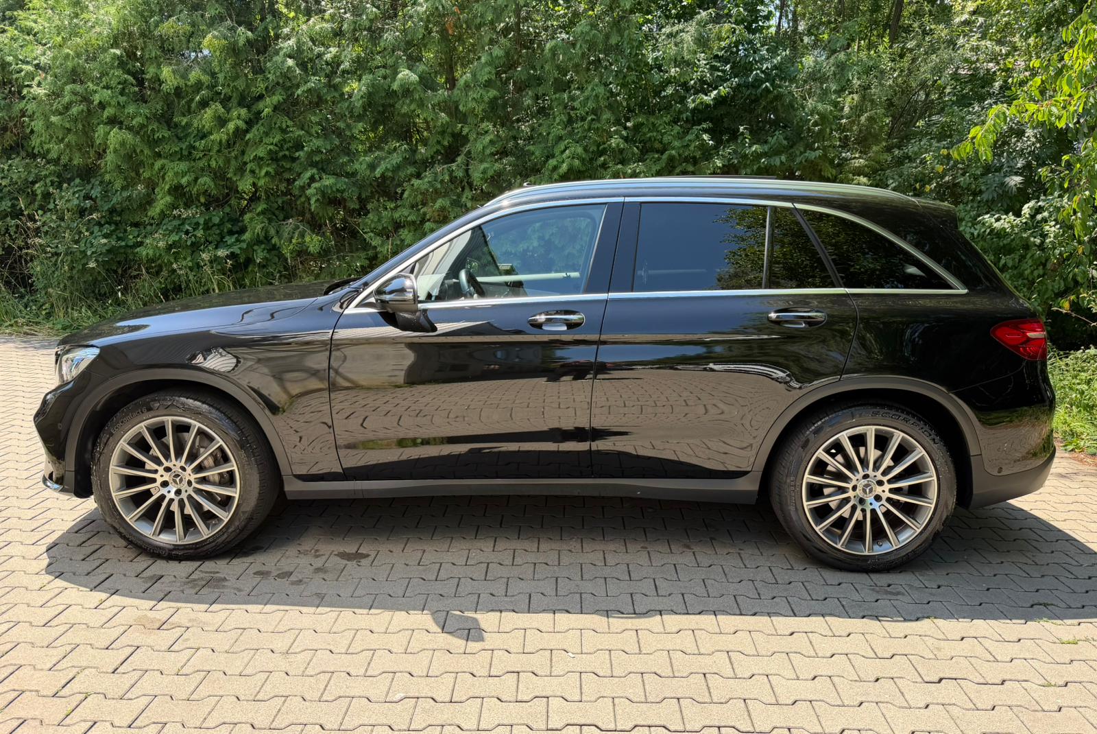 MERCEDES-BENZ GLC 250 d AMG Line 4Matic 9G-Tronic-showroom-element-1
