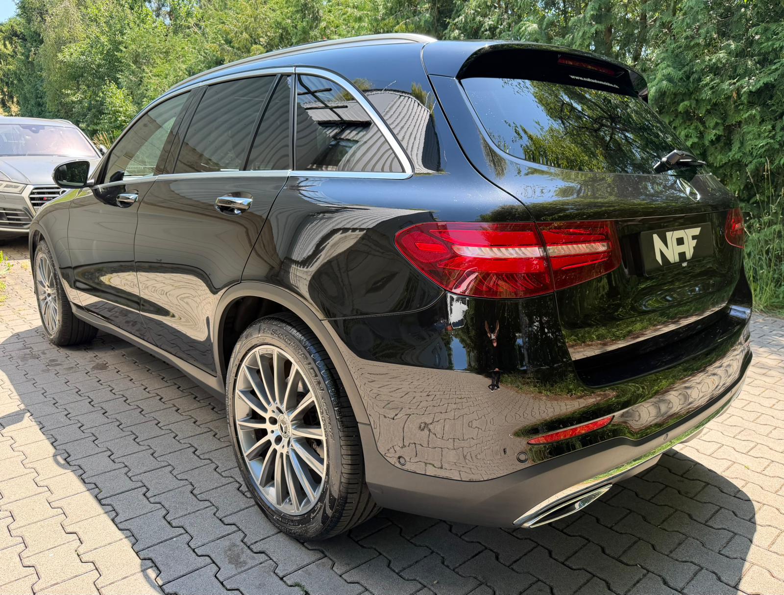 MERCEDES-BENZ GLC 250 d AMG Line 4Matic 9G-Tronic-showroom-element-2