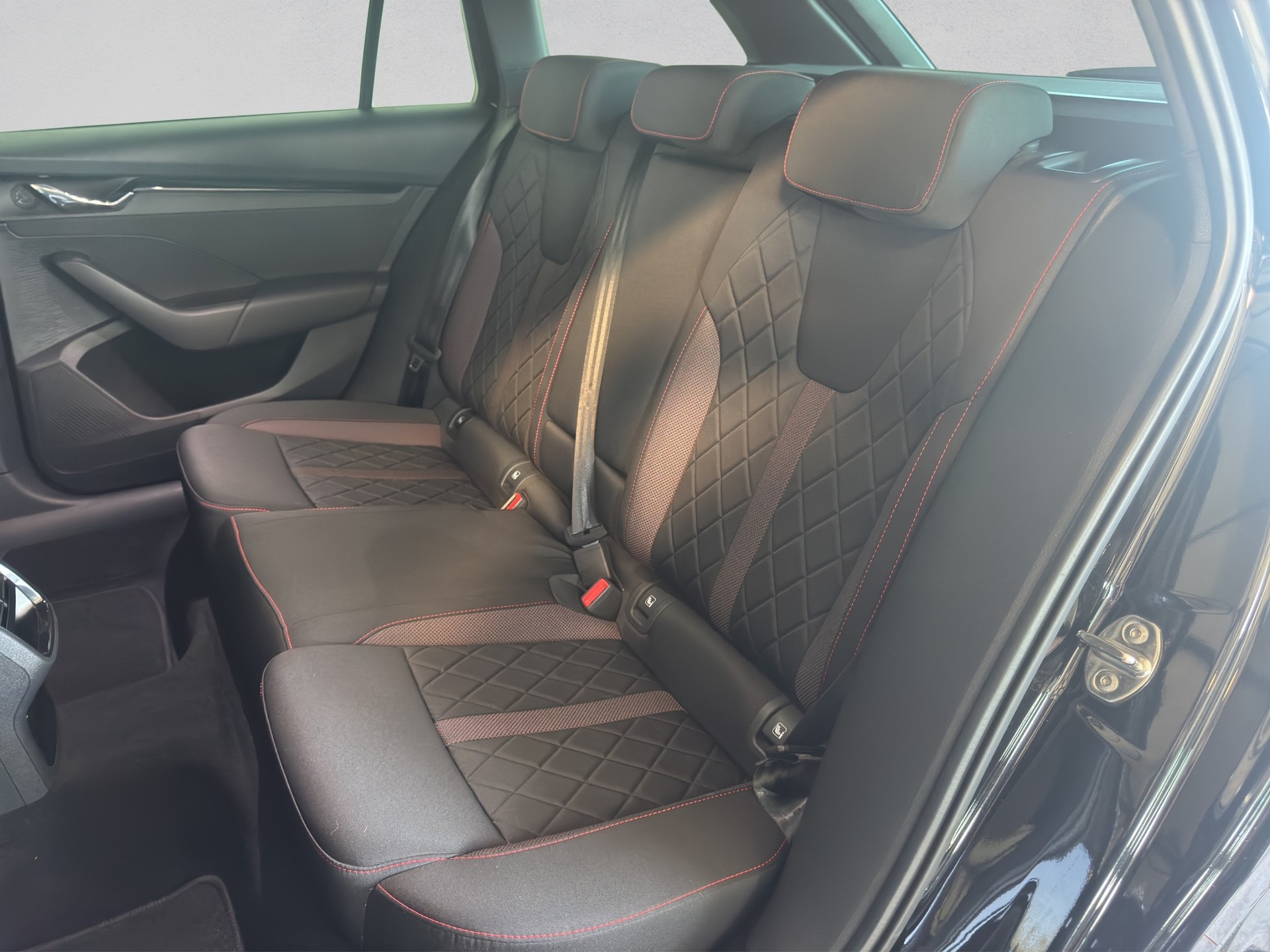 SKODA Octavia Combi 2.0 TSI DSG RS-image-11