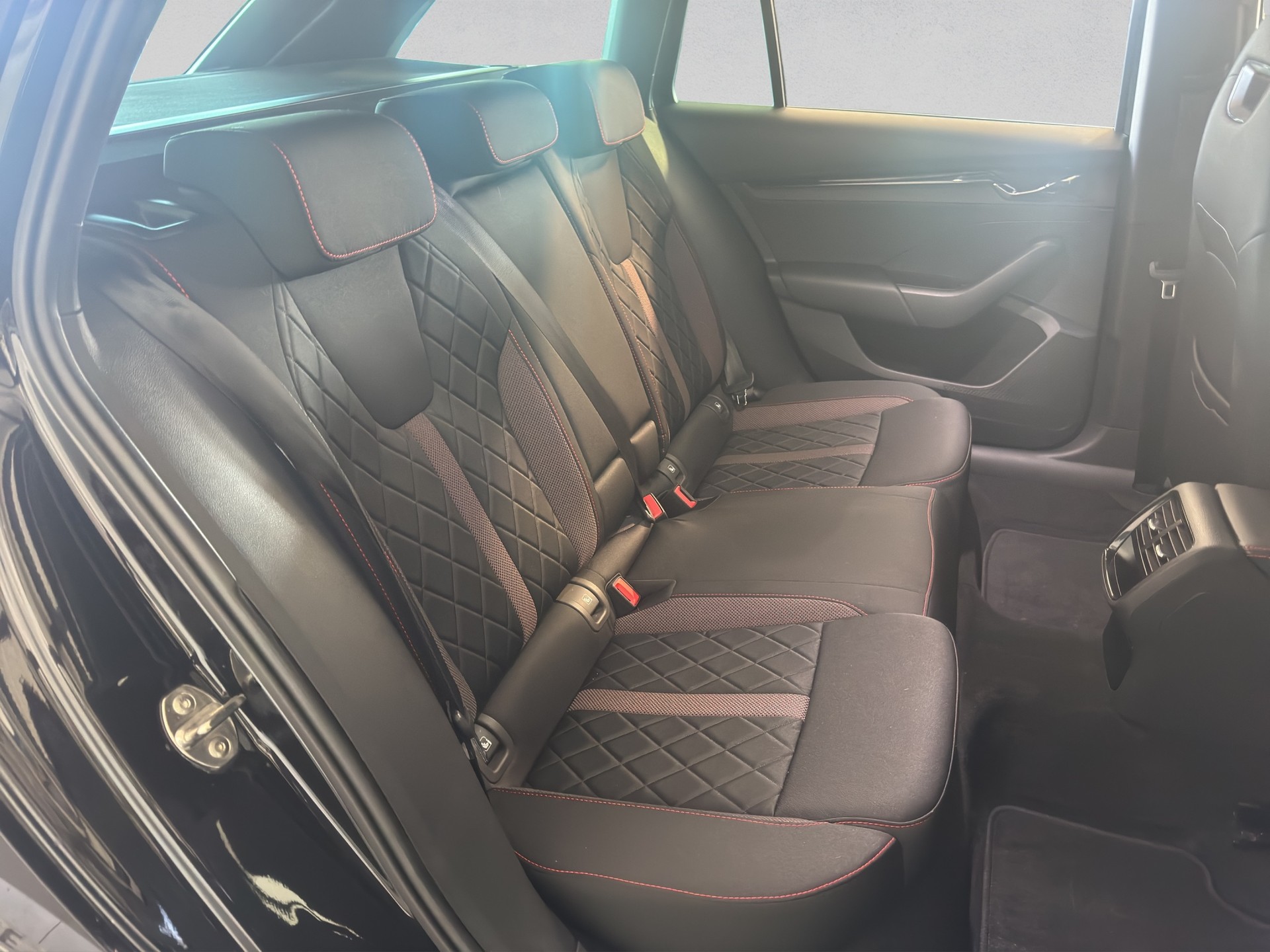 SKODA Octavia Combi 2.0 TSI DSG RS-image-16