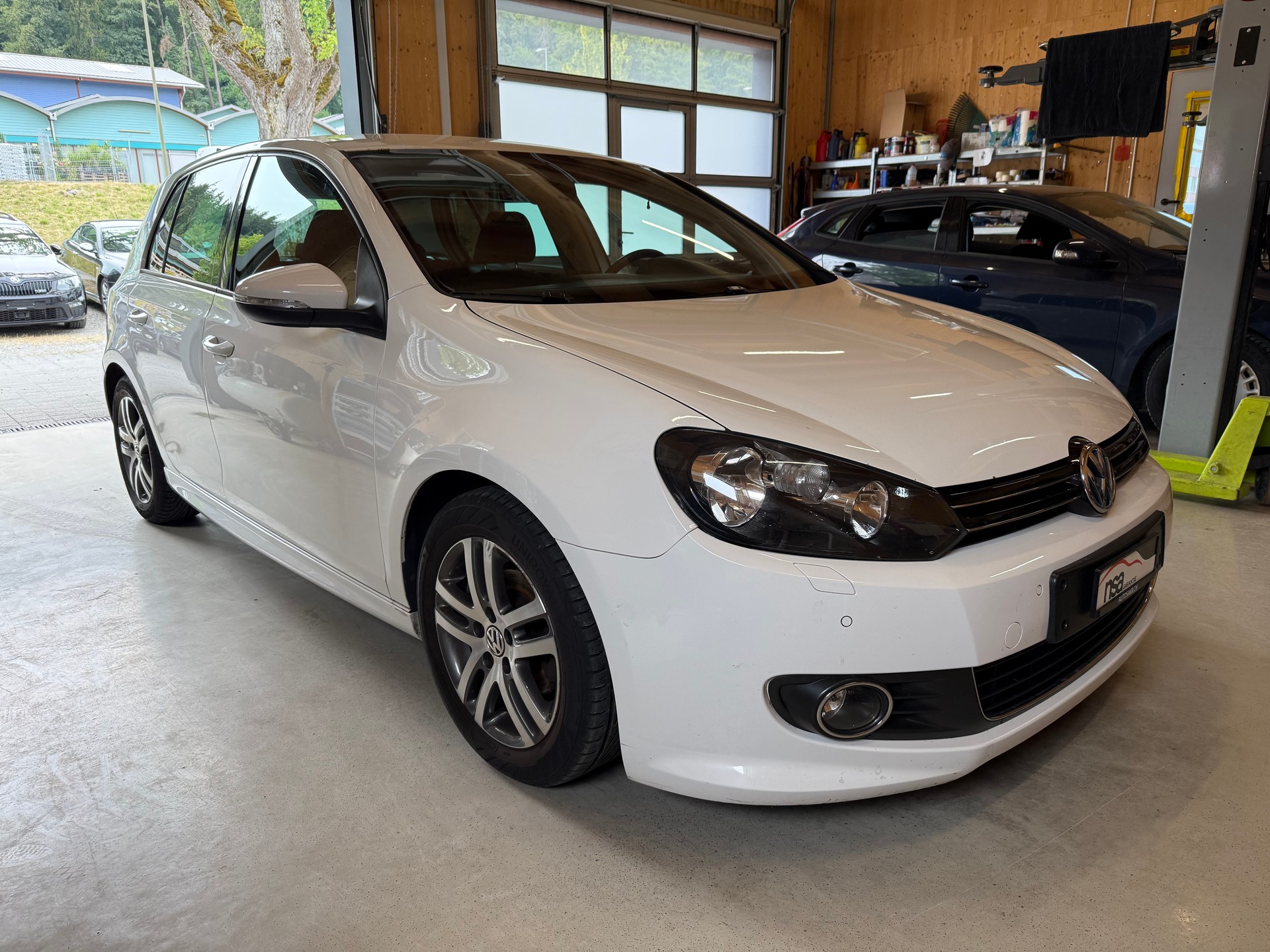 VW GOLF-showroom-element-2