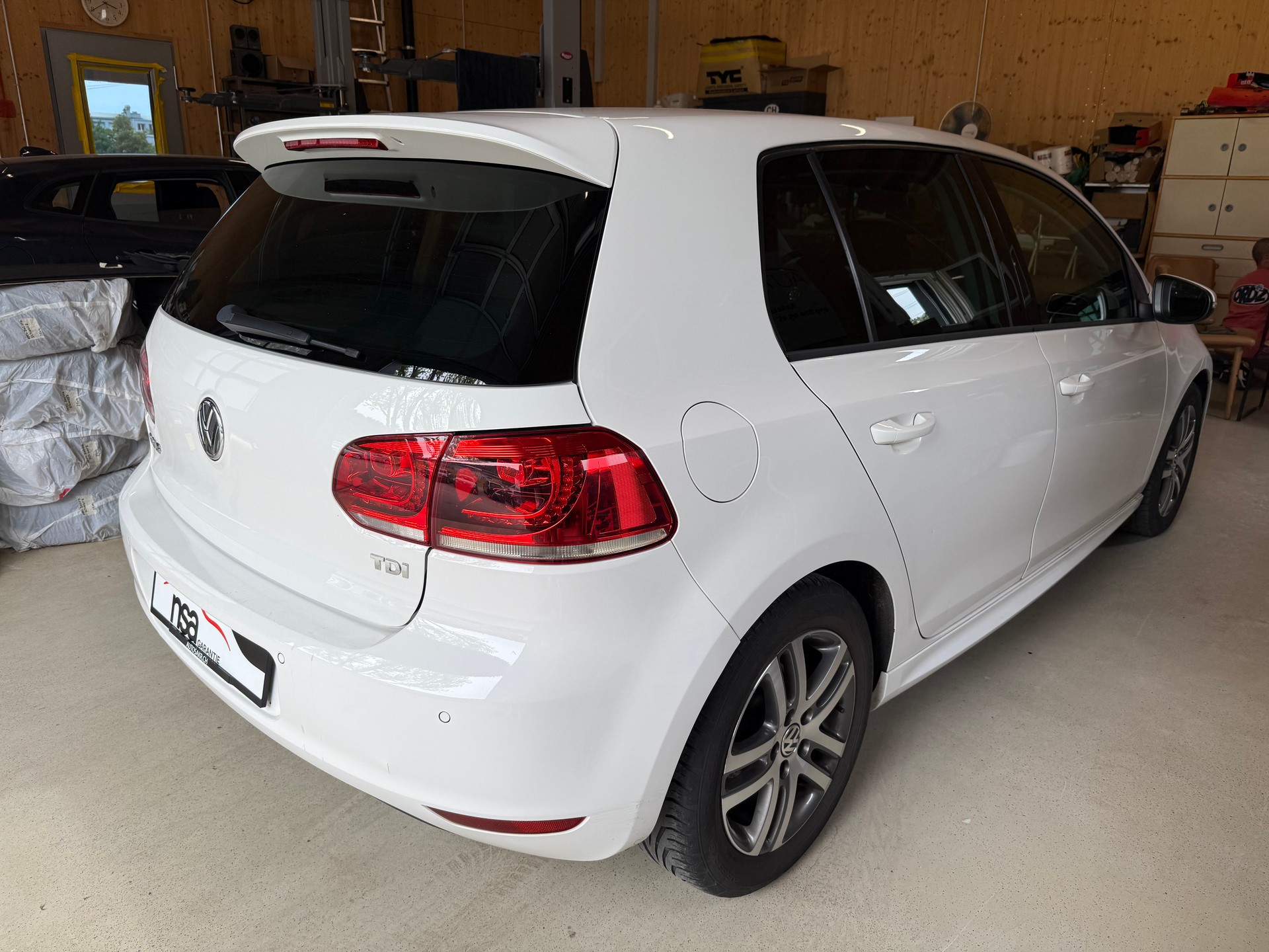 VW GOLF-showroom-element-3